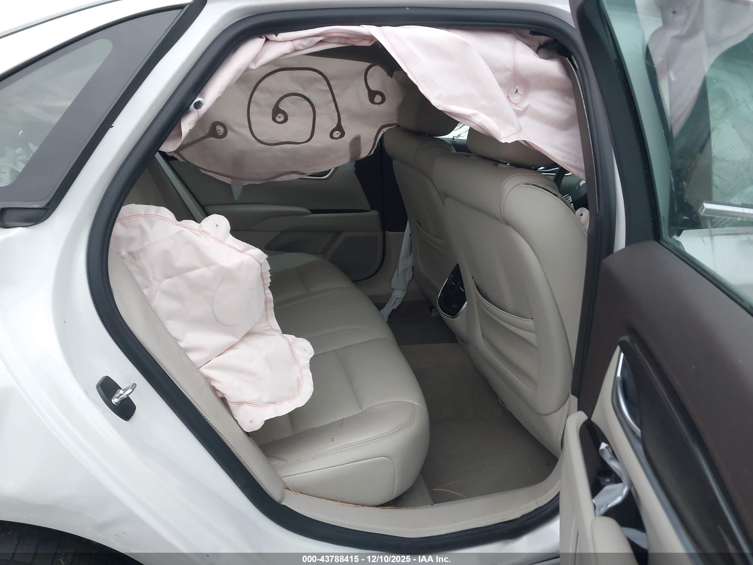 CADILLAC XTS image 8