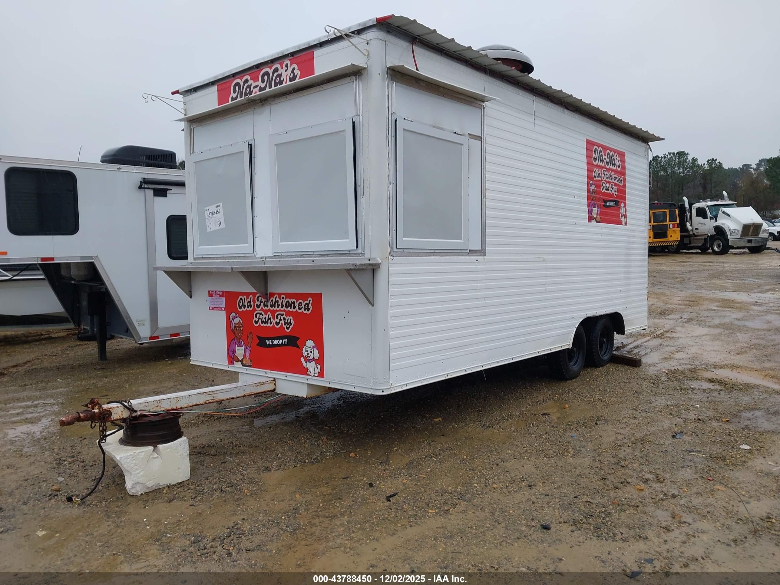 FOOD TRAILER image 2