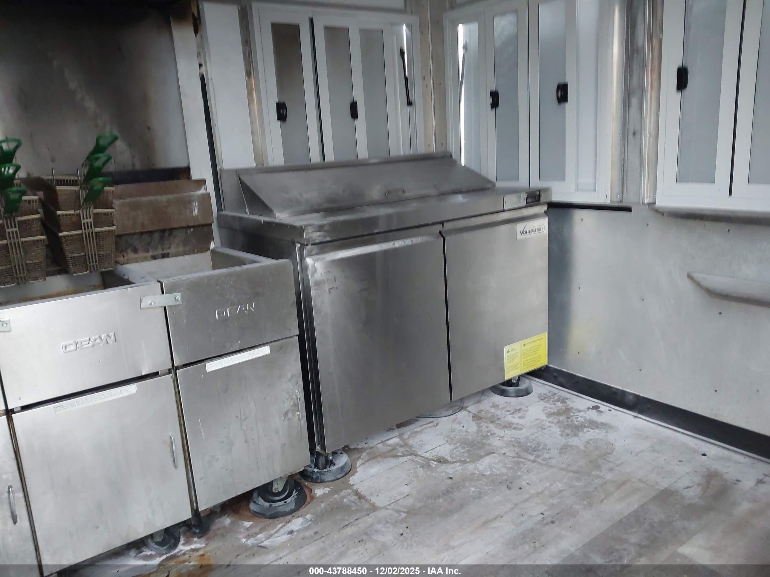 FOOD TRAILER image 5