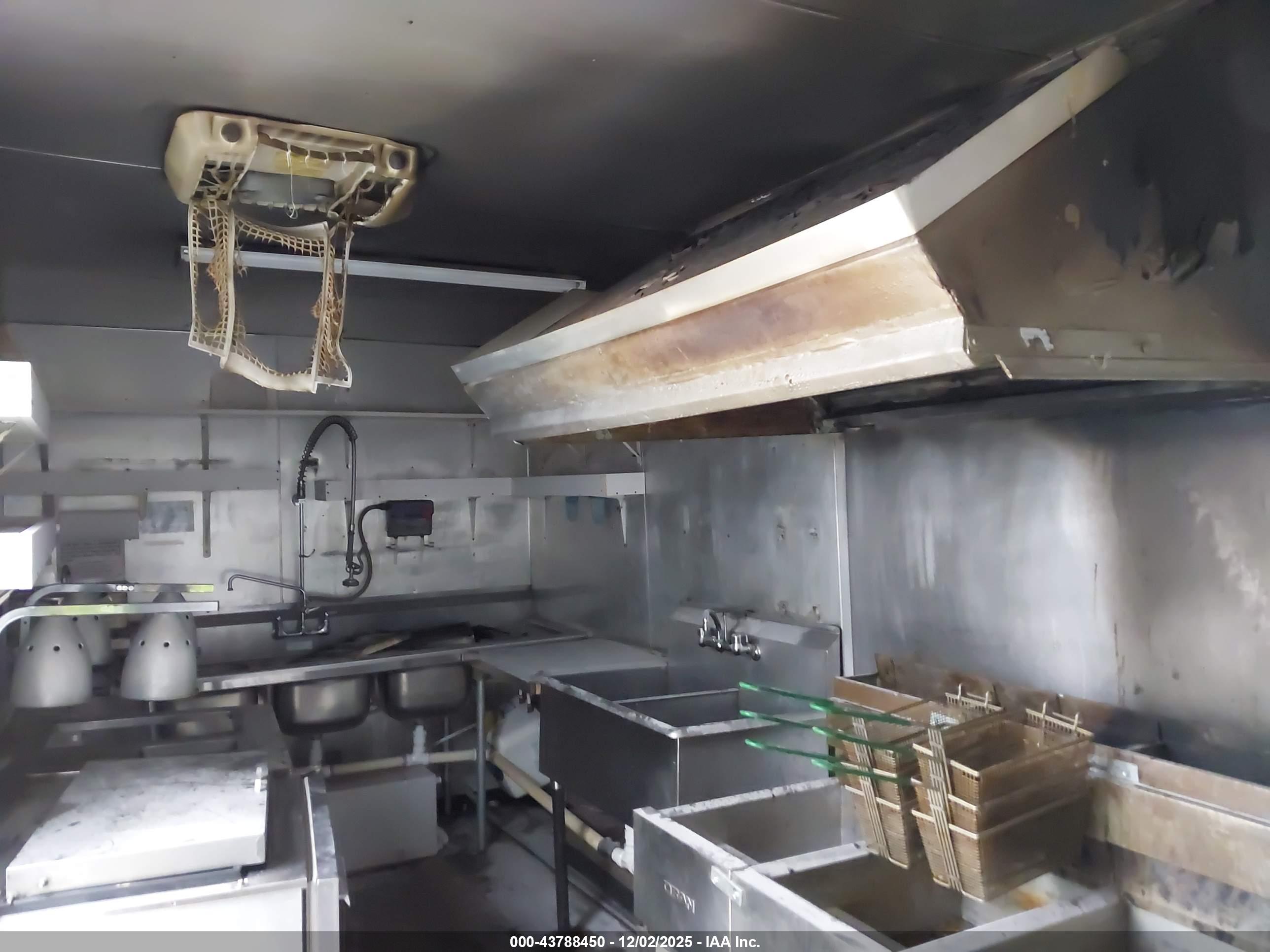 FOOD TRAILER image 6