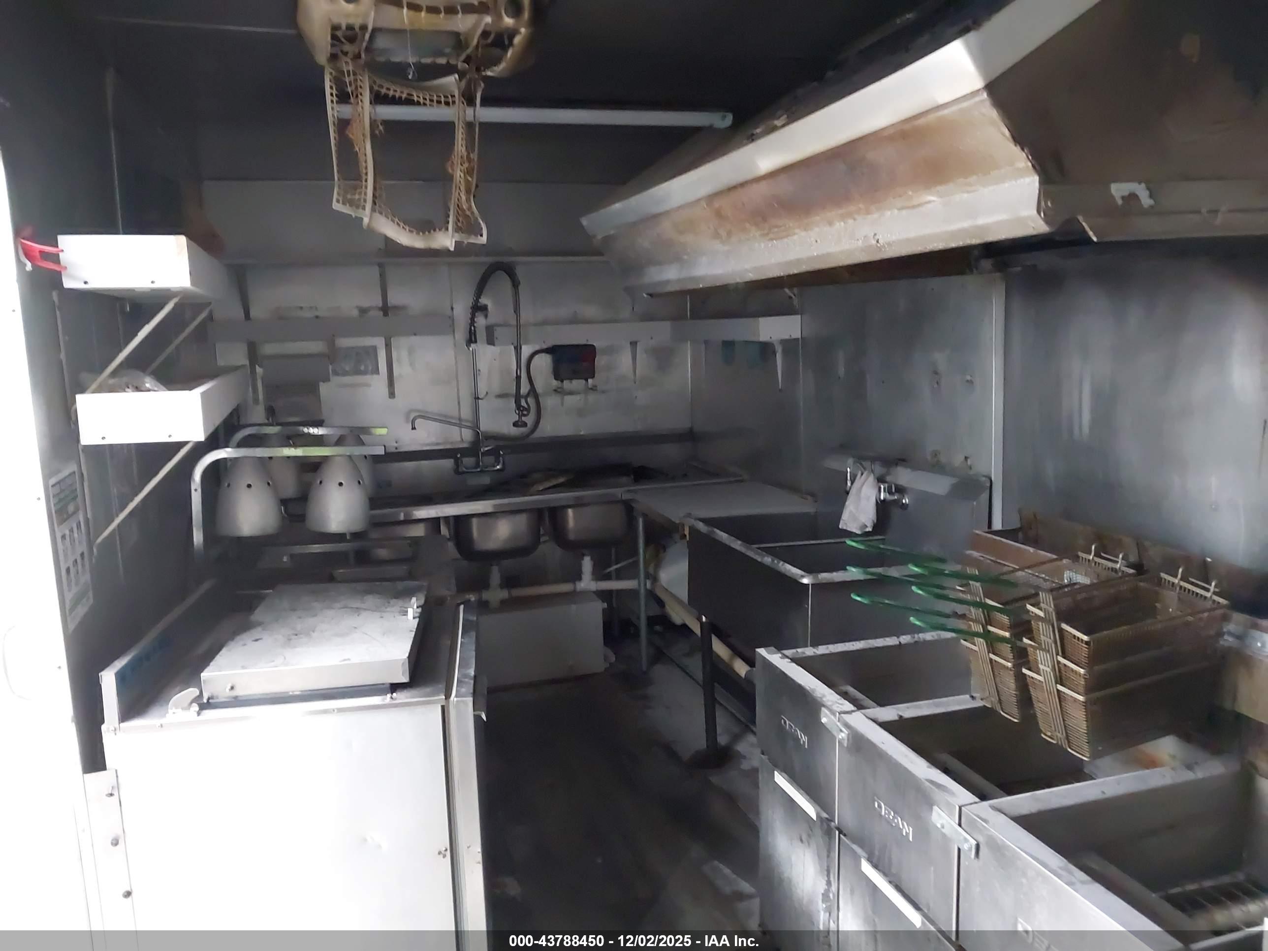 FOOD TRAILER image 8