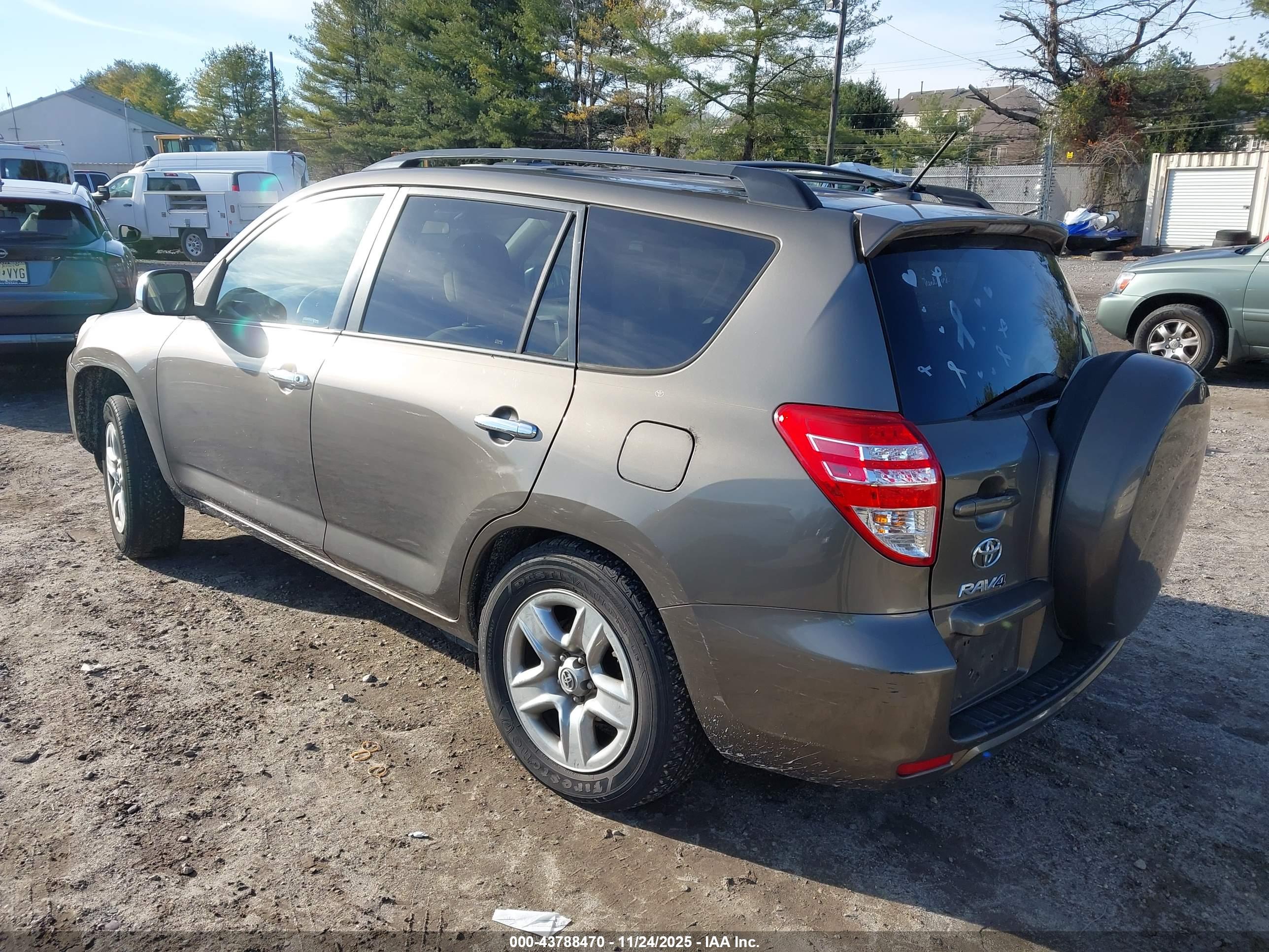 TOYOTA RAV4 image 3