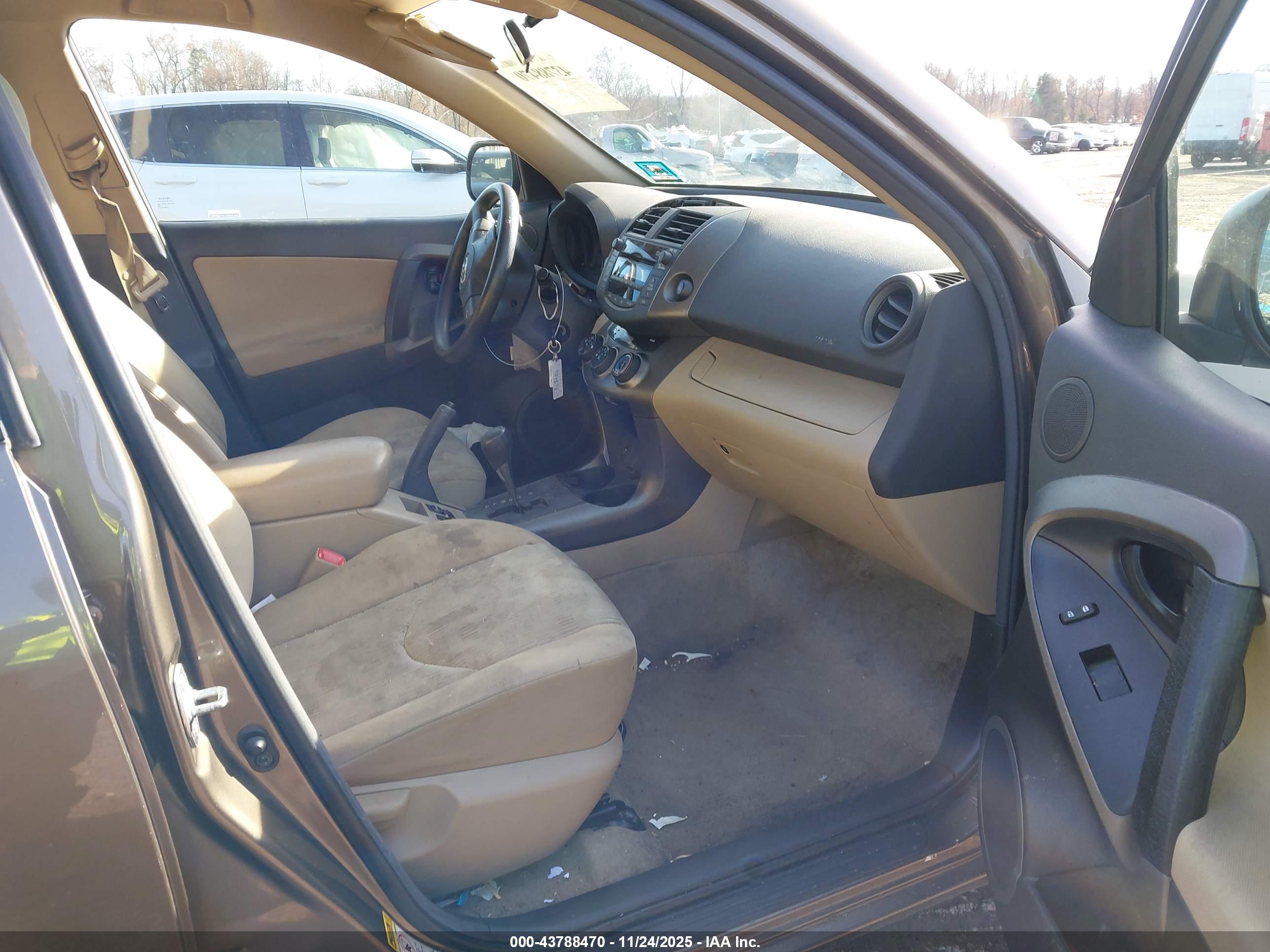 TOYOTA RAV4 image 5