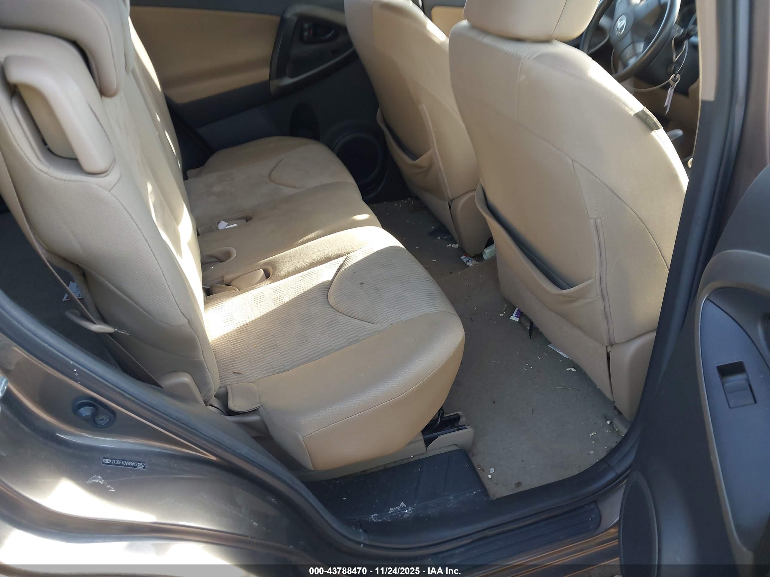 TOYOTA RAV4 image 8