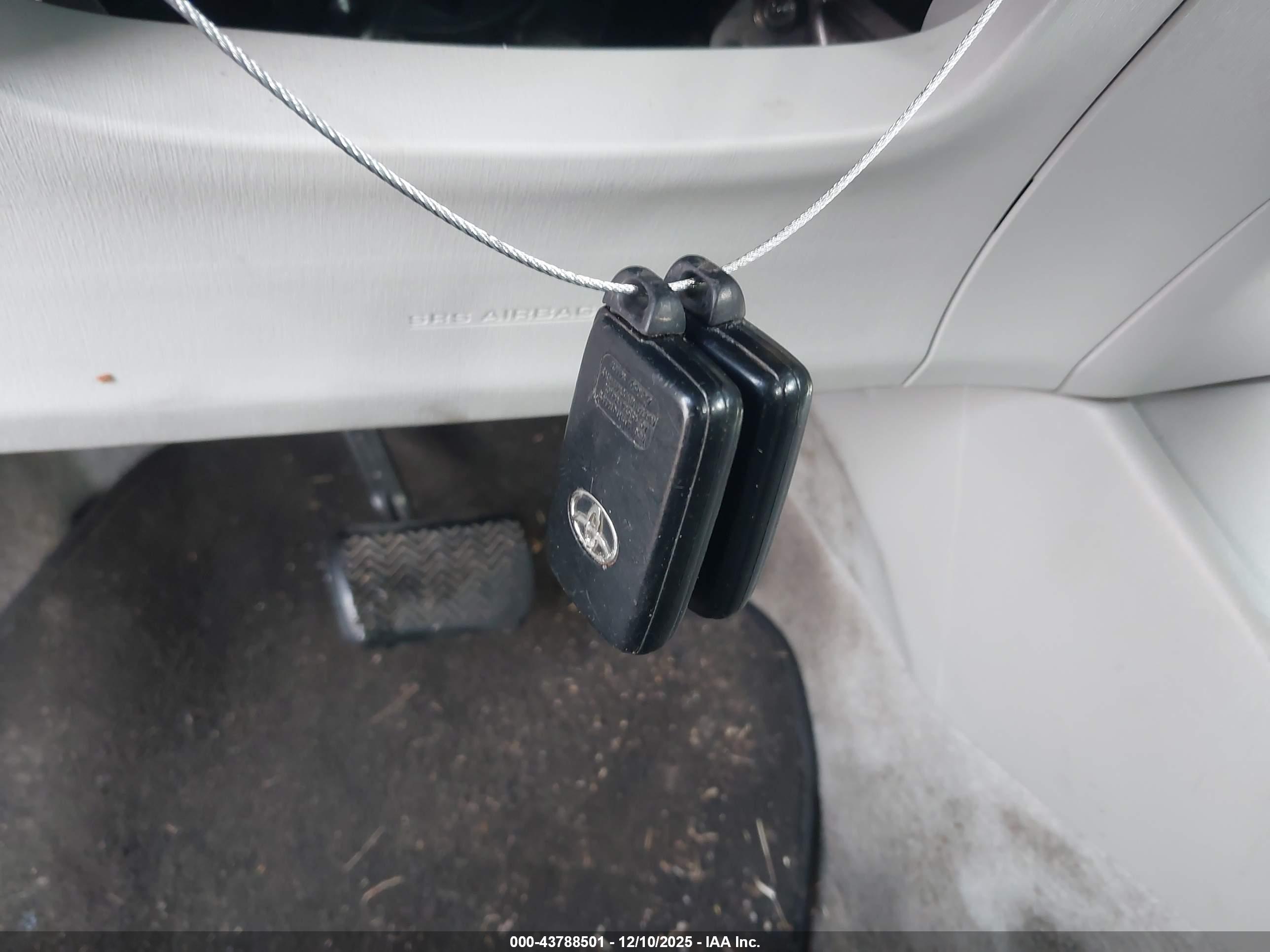 TOYOTA PRIUS image 11