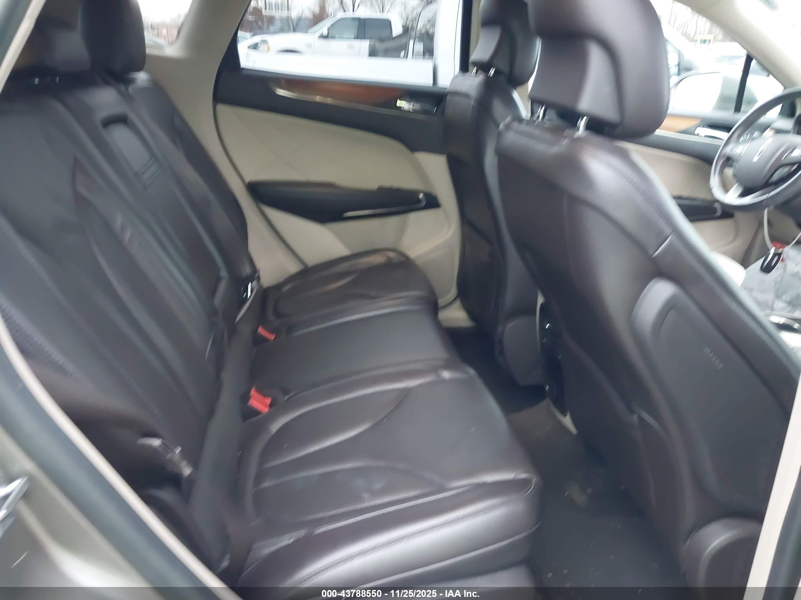 LINCOLN MKC image 8