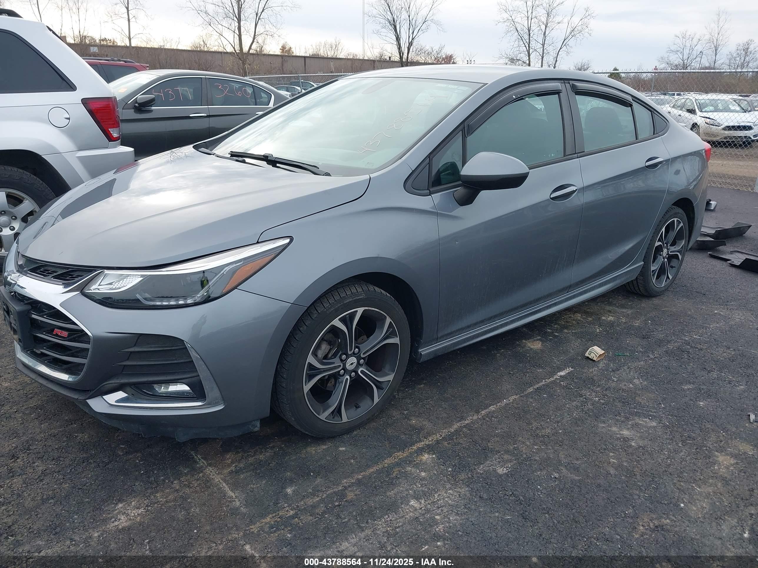 CHEVROLET CRUZE image 2
