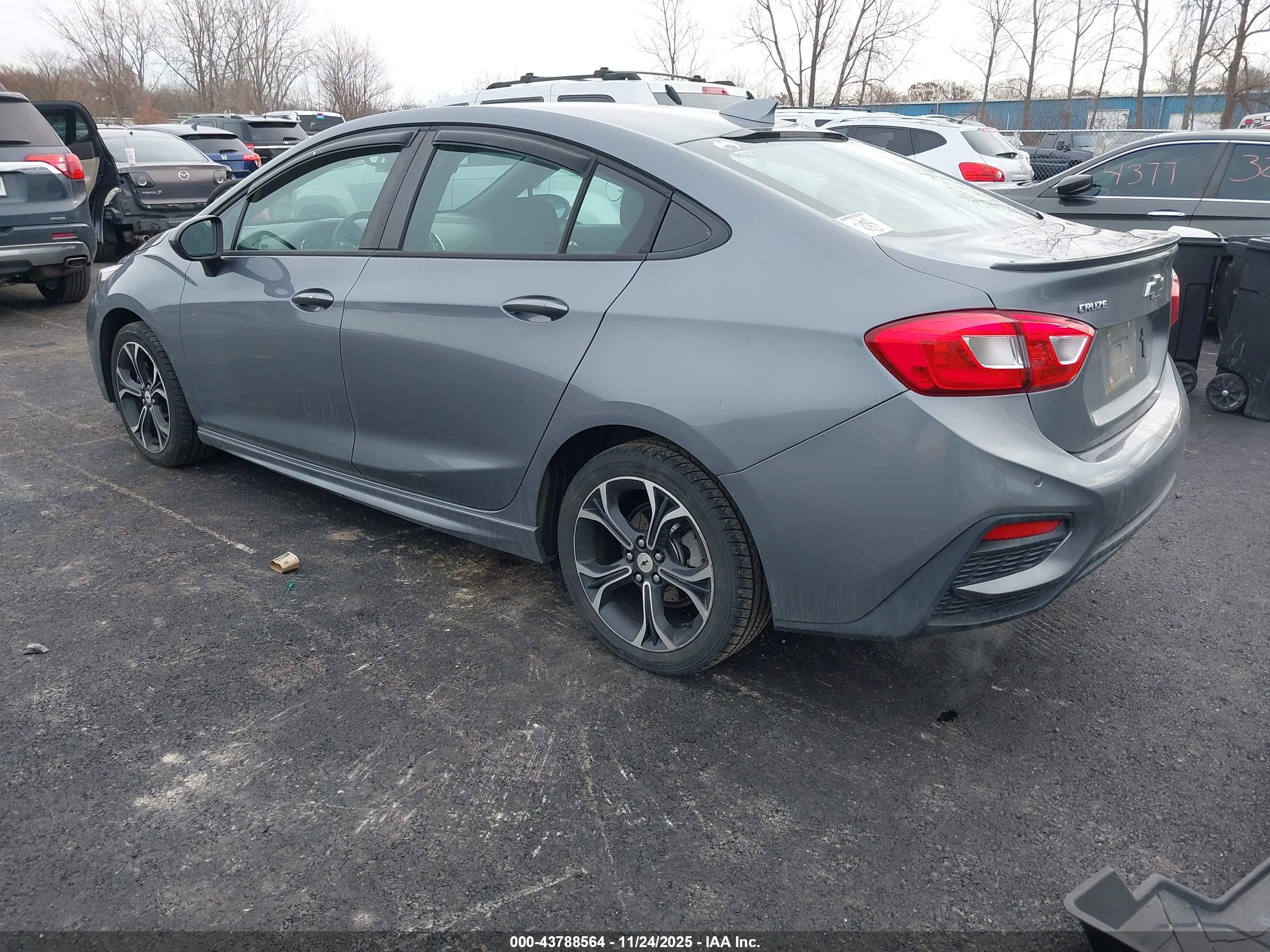 CHEVROLET CRUZE image 3