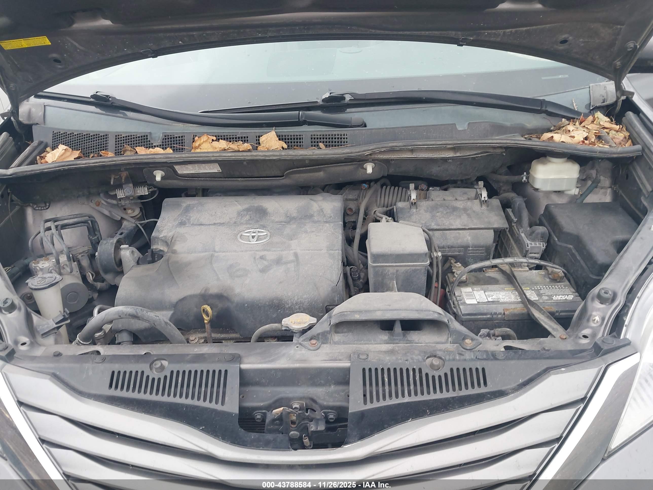 TOYOTA SIENNA image 10