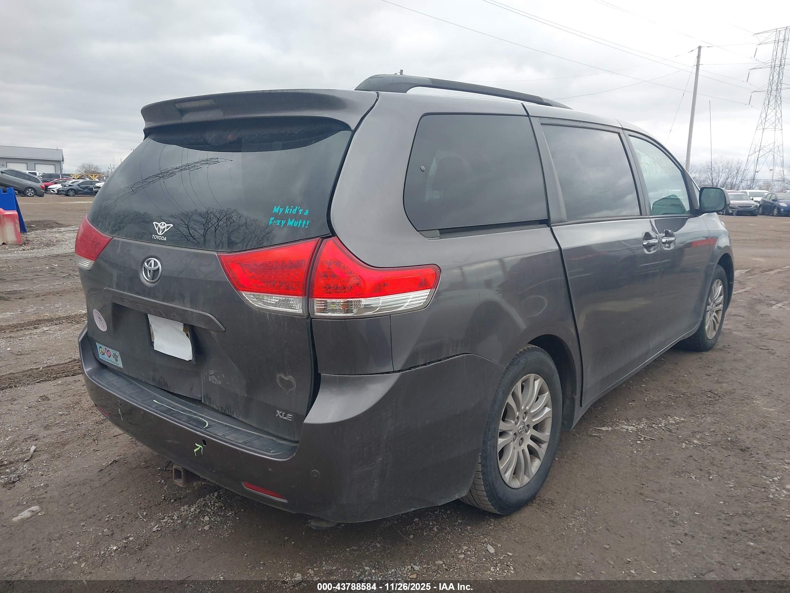 TOYOTA SIENNA image 4