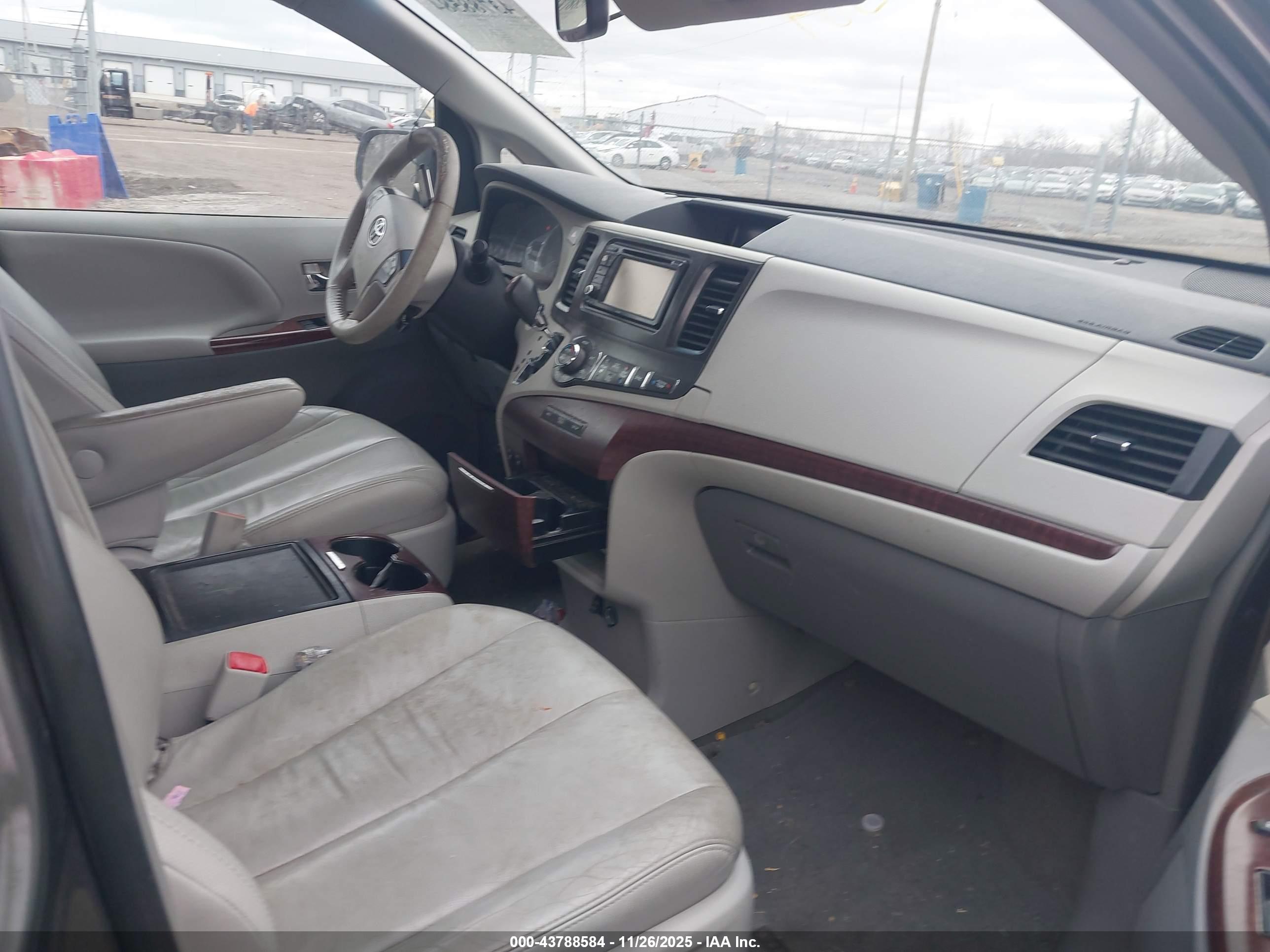 TOYOTA SIENNA image 5