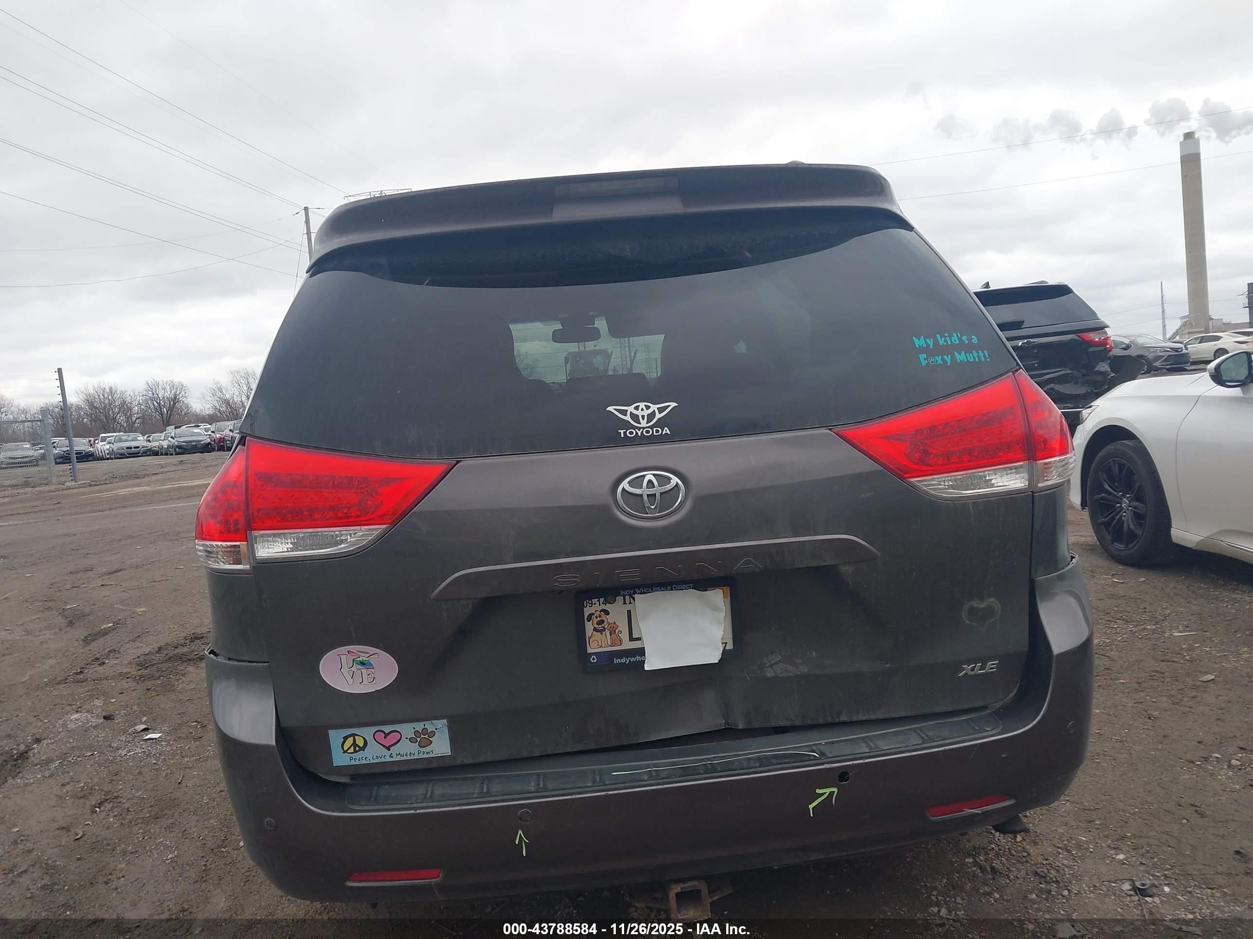 TOYOTA SIENNA image 6
