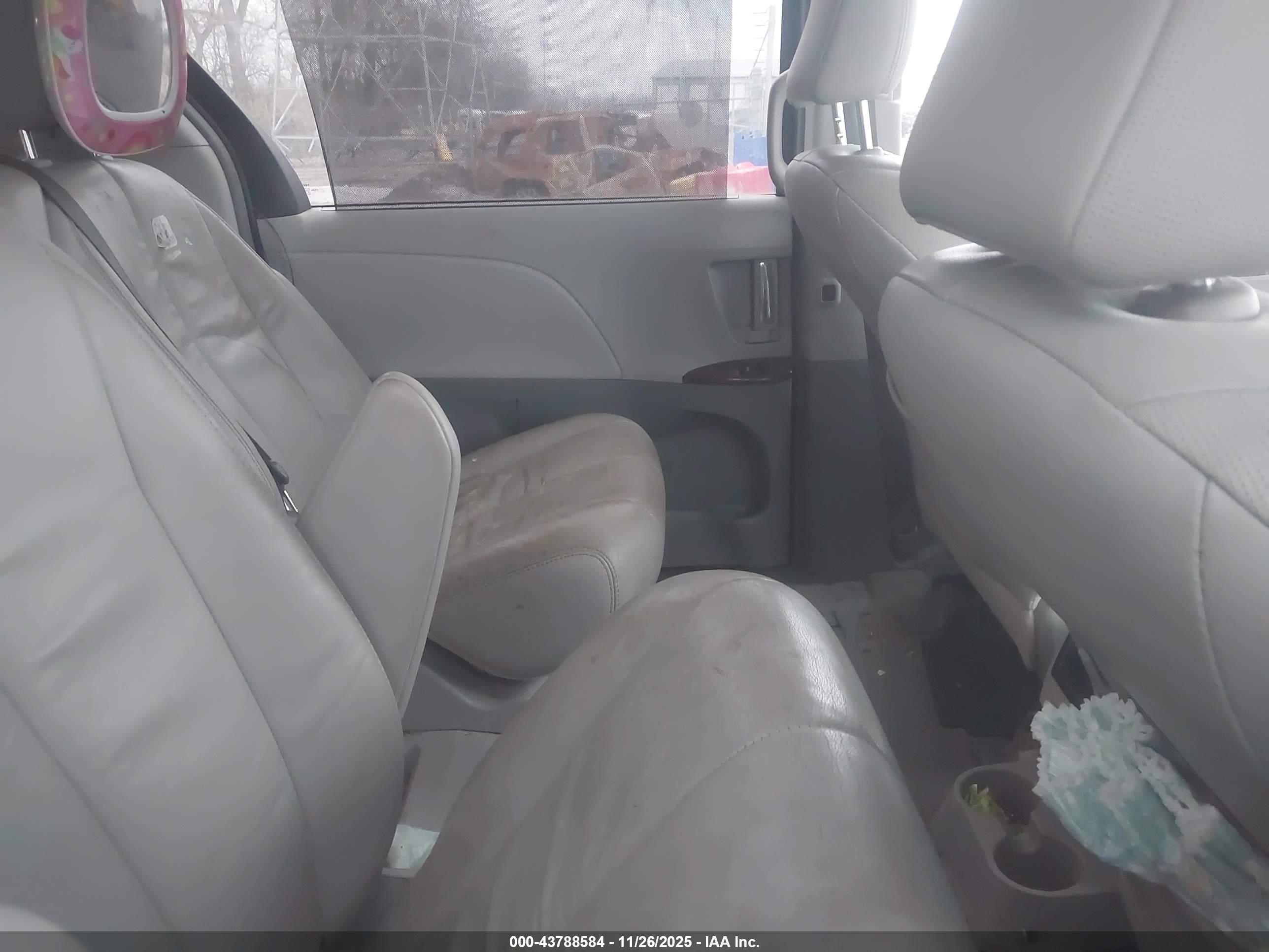 TOYOTA SIENNA image 8