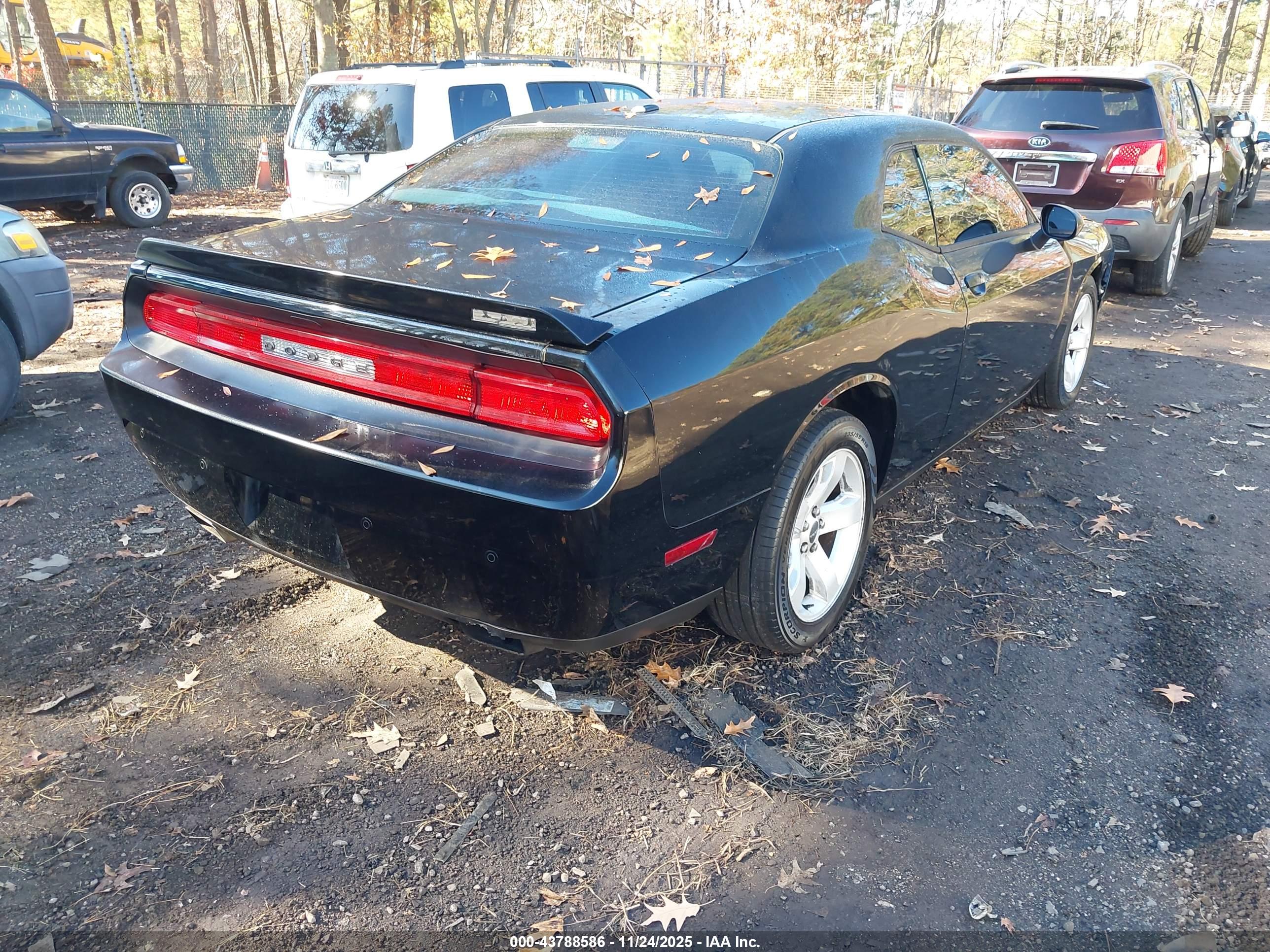 DODGE CHALLENGER image 4
