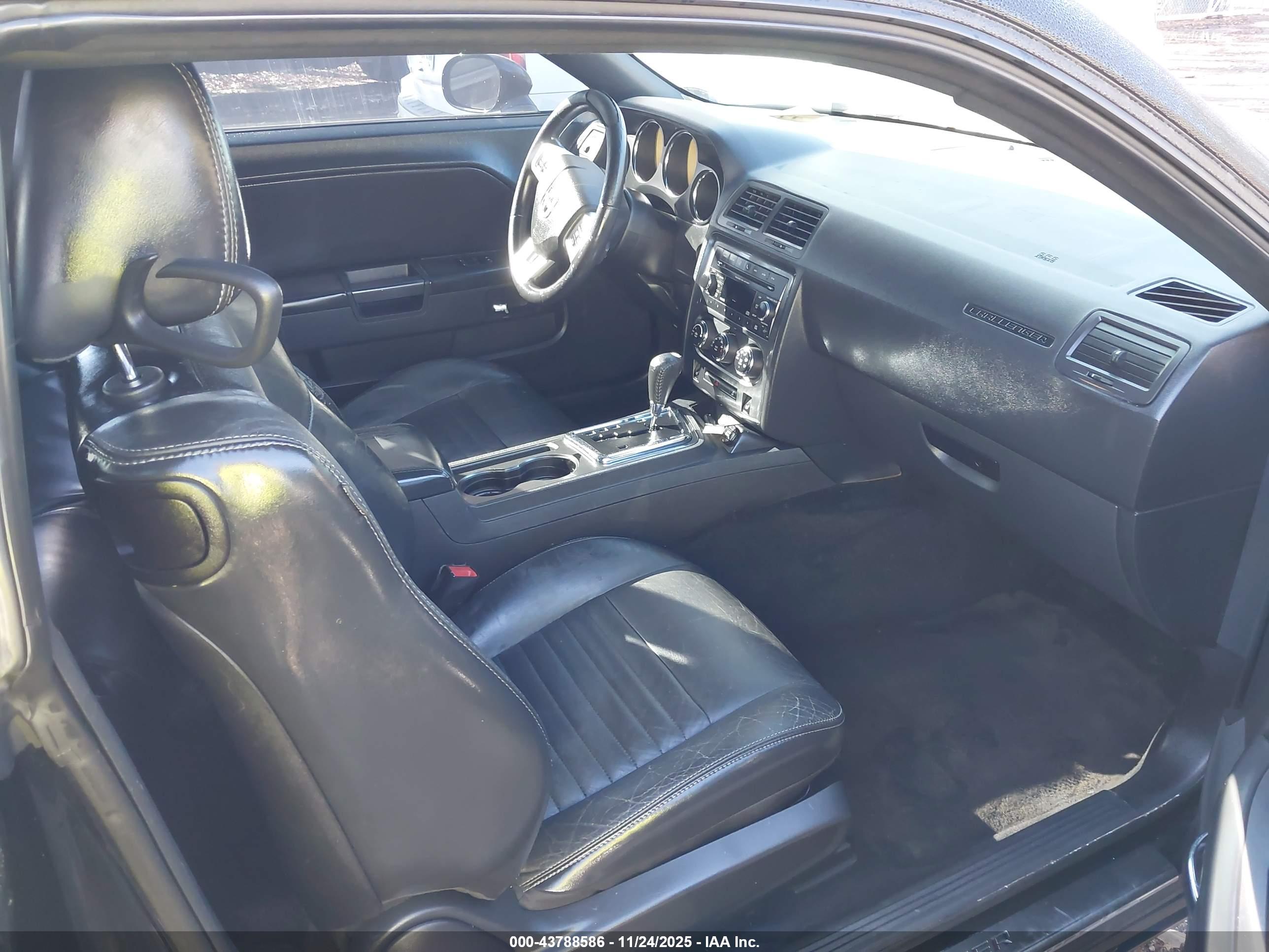 DODGE CHALLENGER image 5