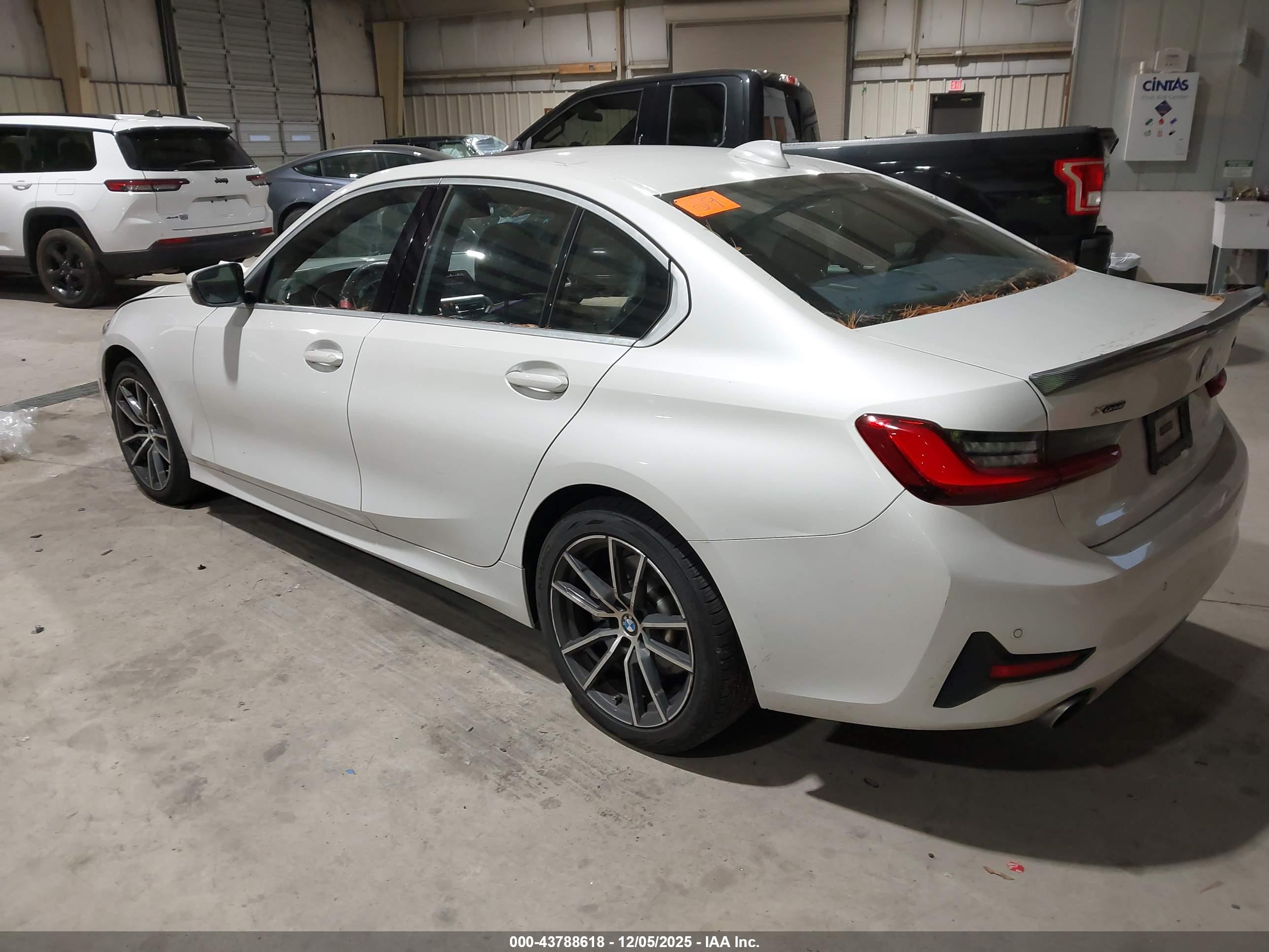 BMW 330I image 3