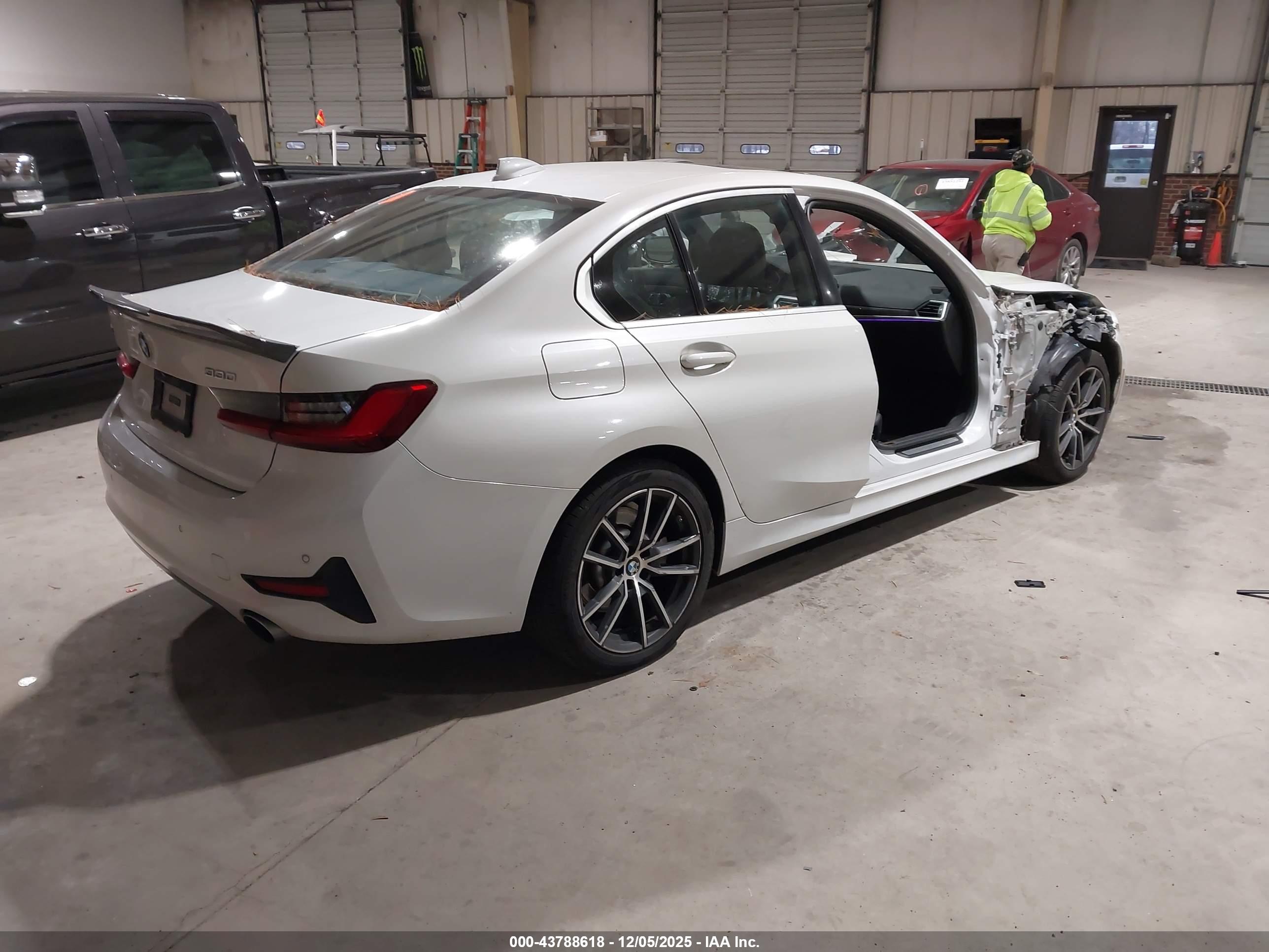 BMW 330I image 4