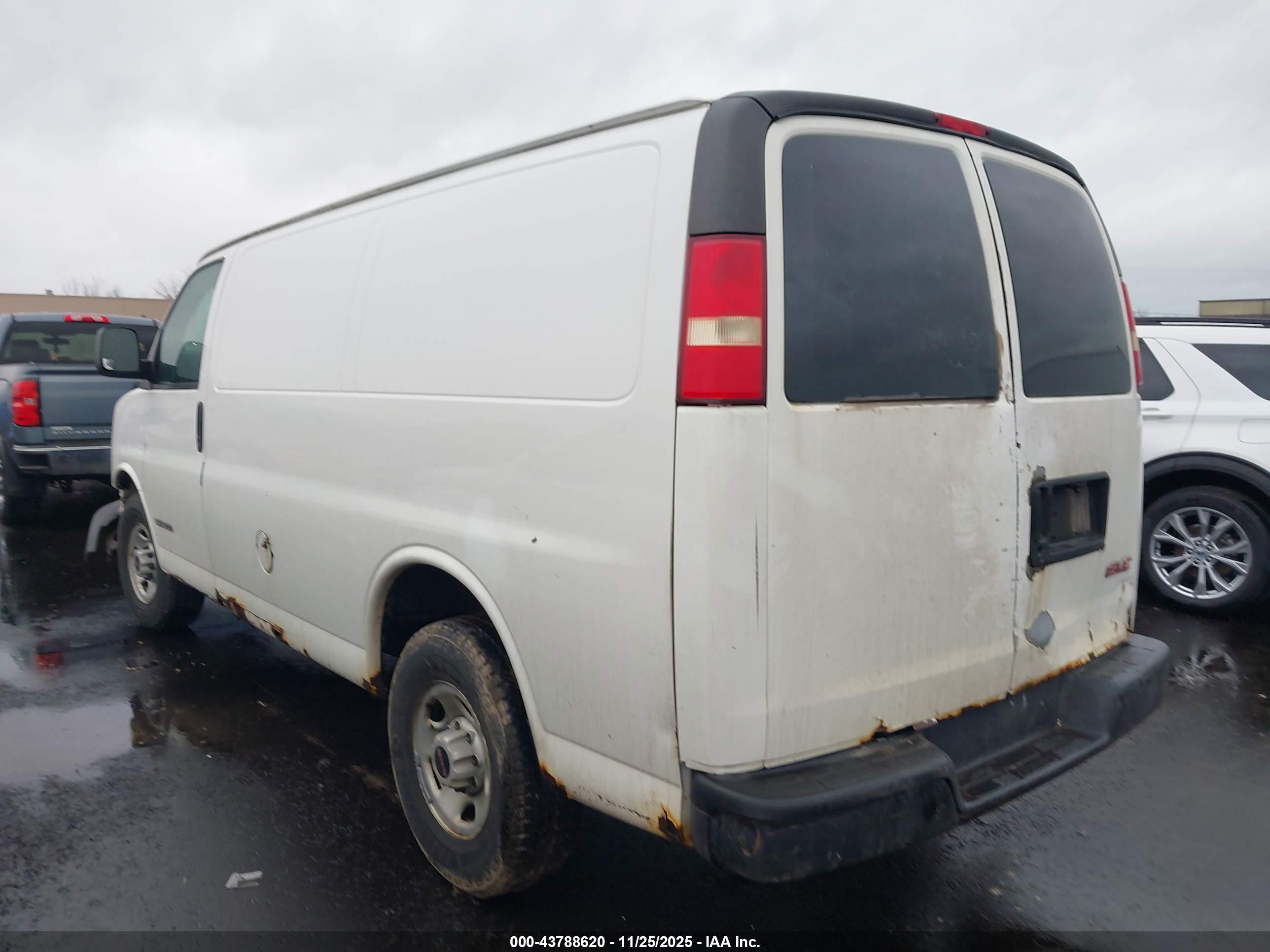 GMC SAVANA image 3