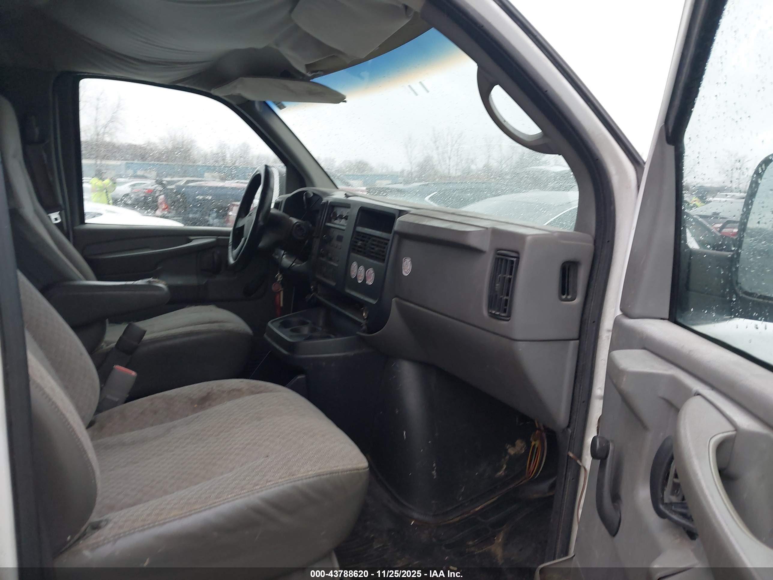 GMC SAVANA image 5