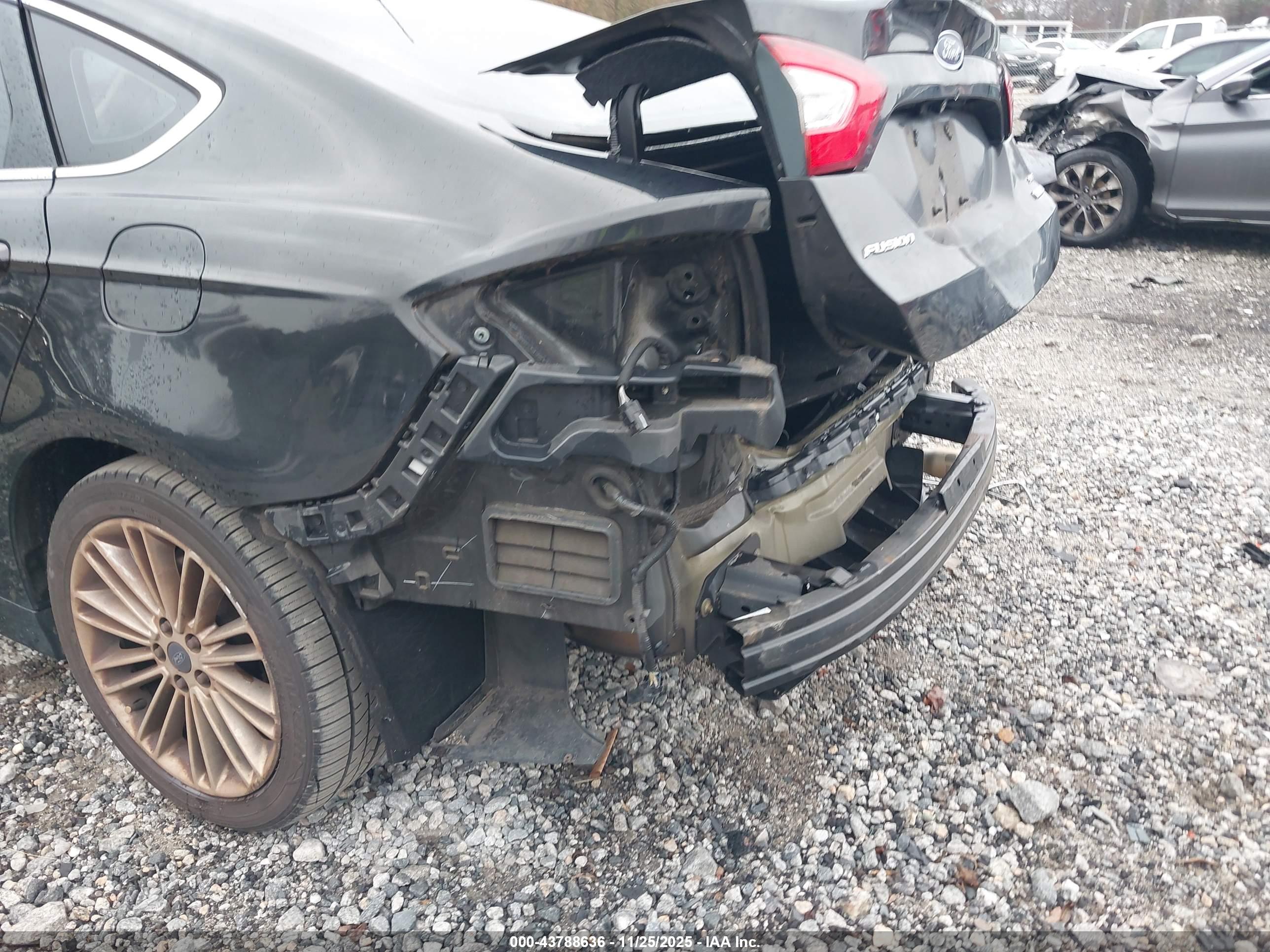 FORD FUSION image 6
