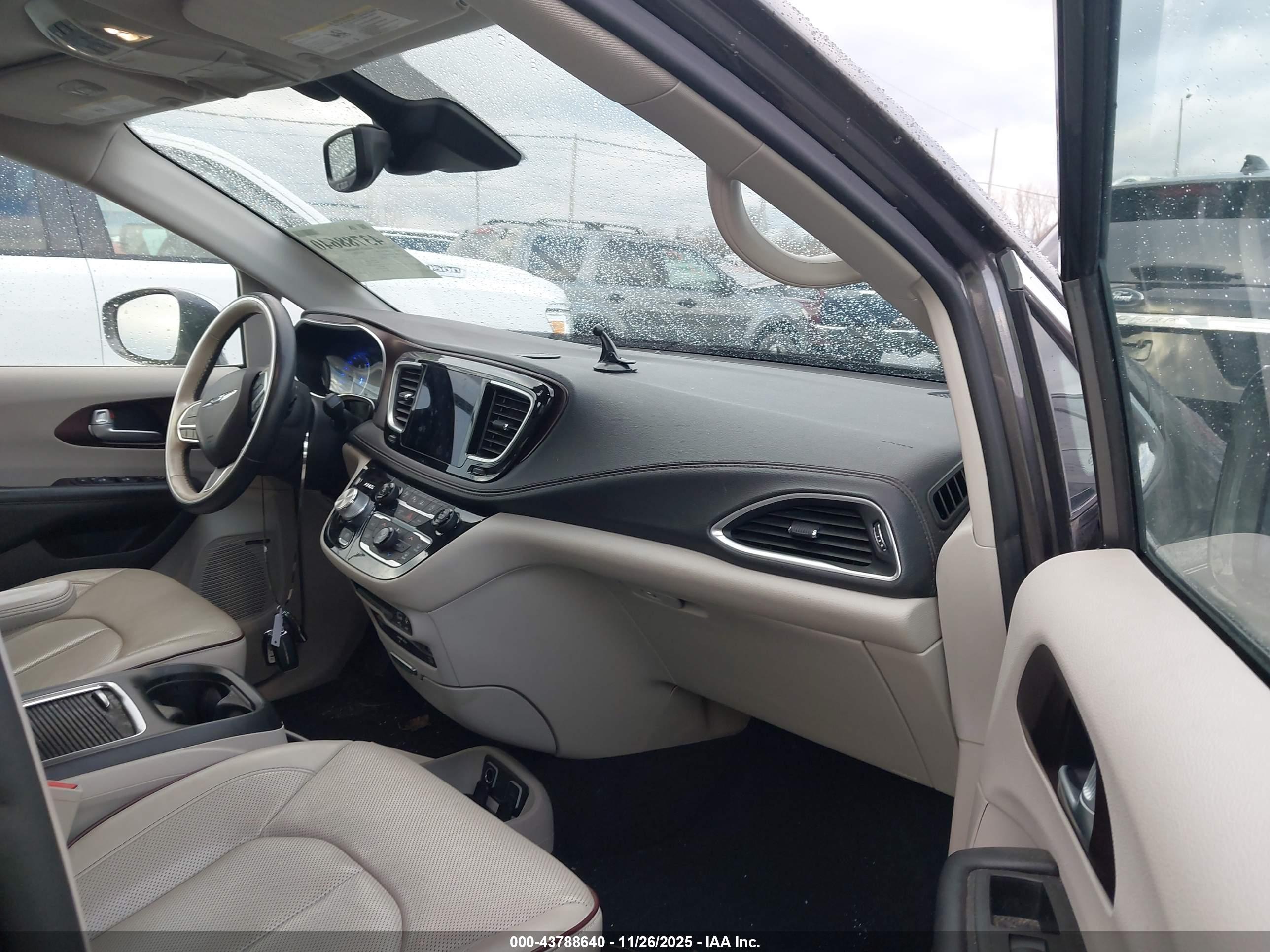 CHRYSLER PACIFICA image 5