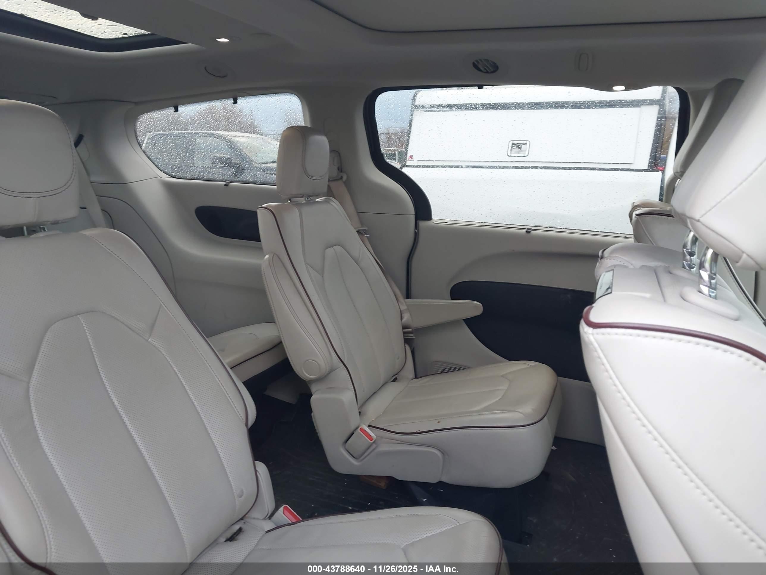 CHRYSLER PACIFICA image 8