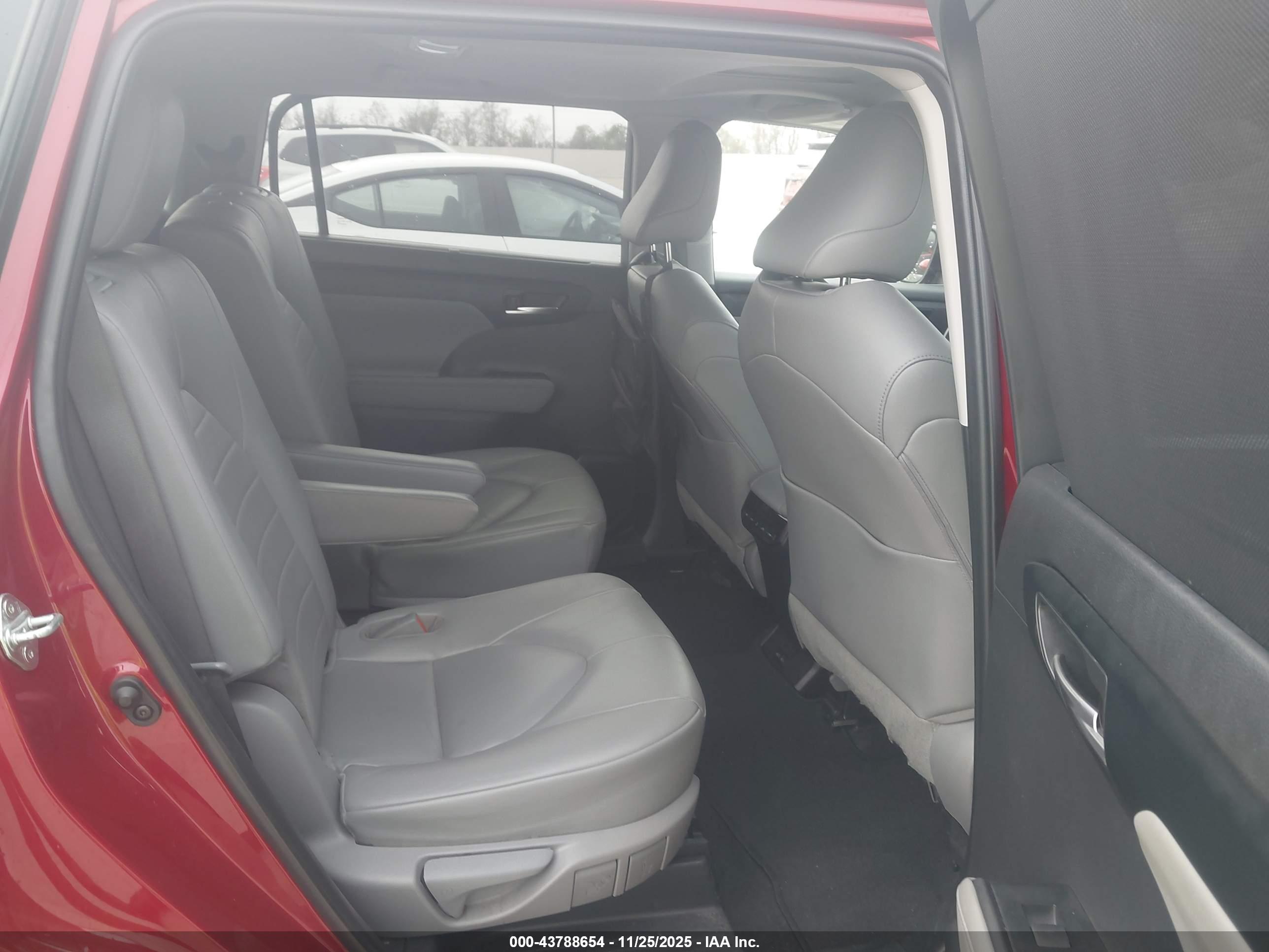 TOYOTA HIGHLANDER image 8