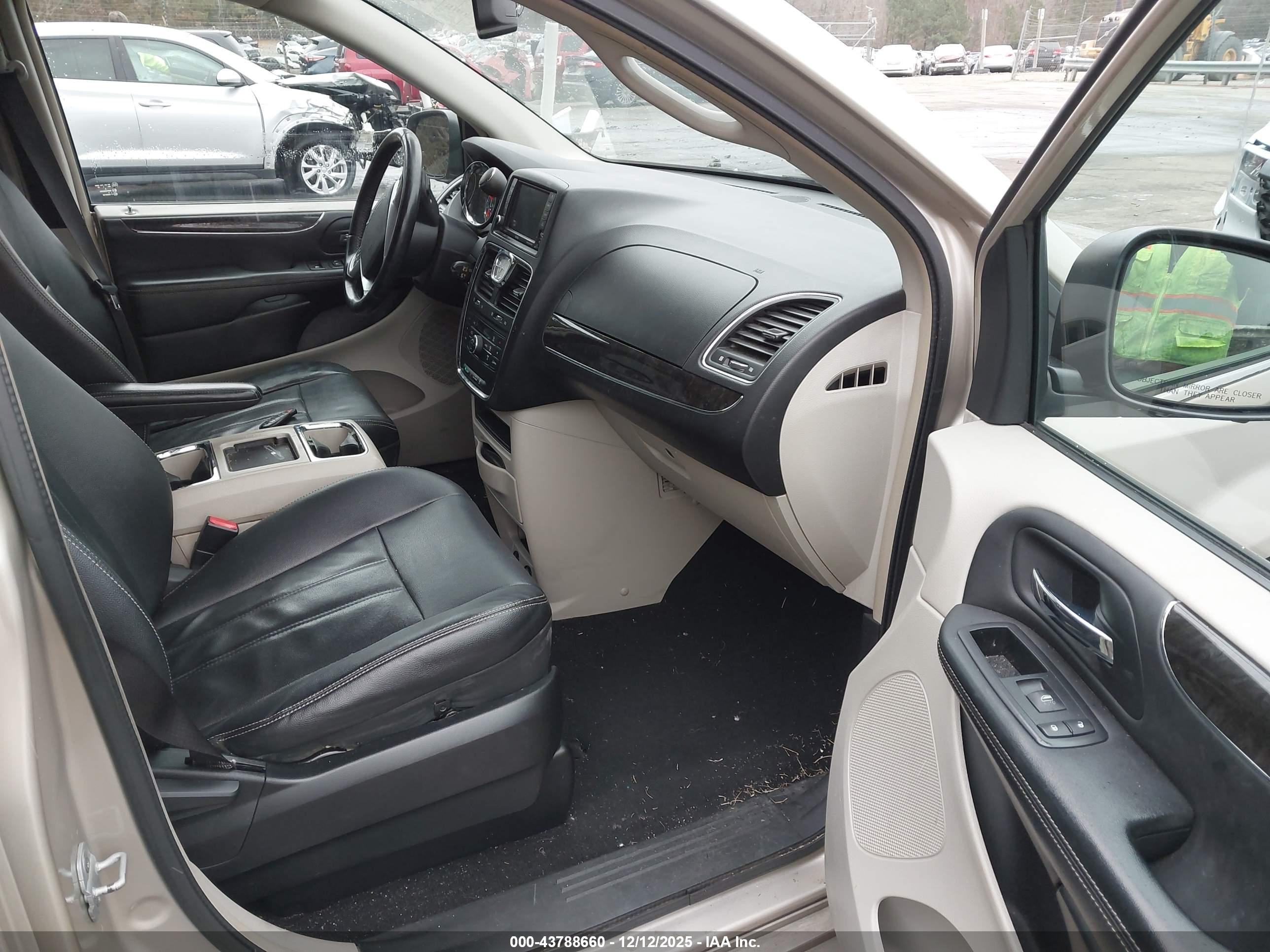 CHRYSLER TOWN image 5
