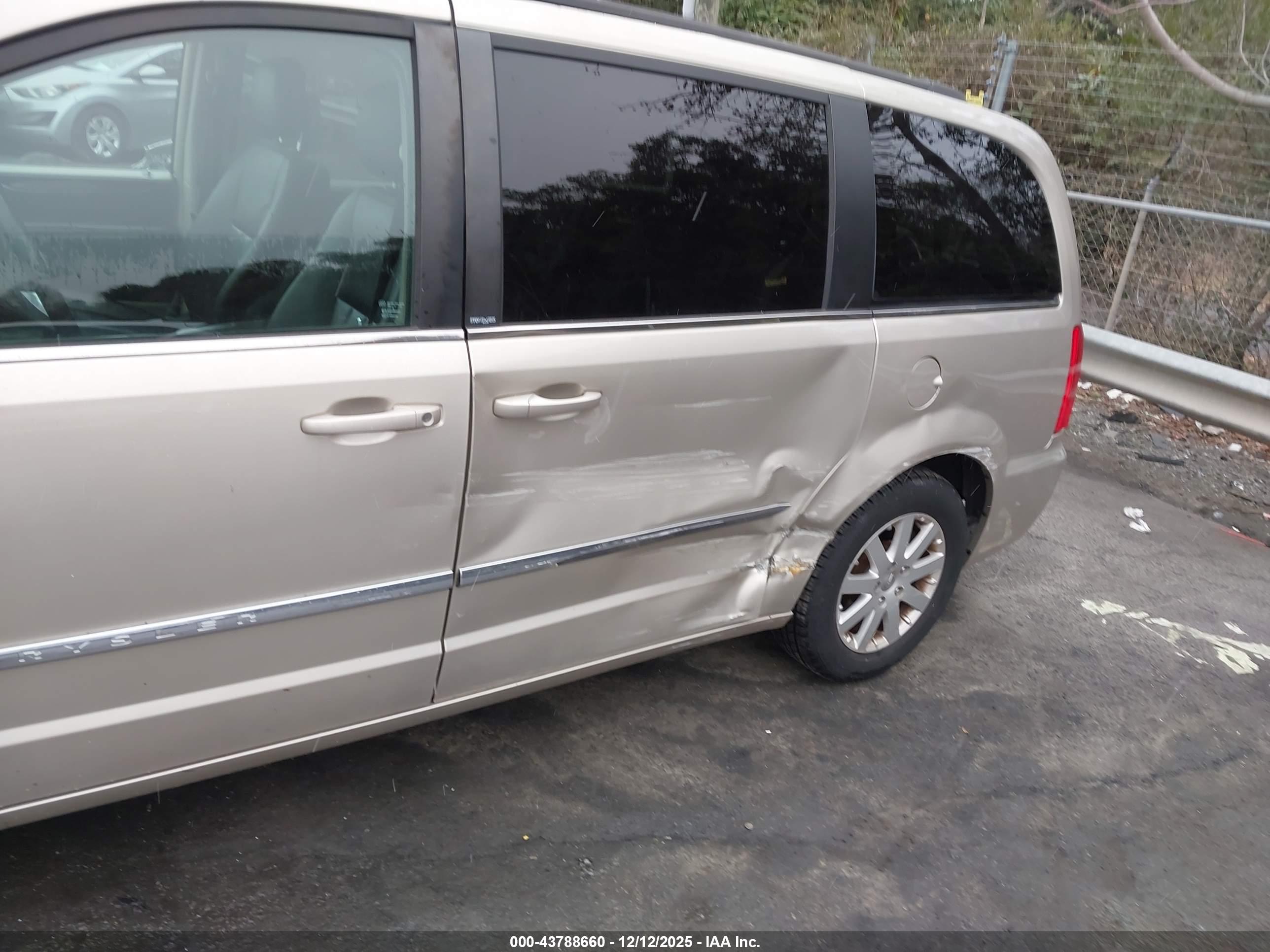 CHRYSLER TOWN image 6