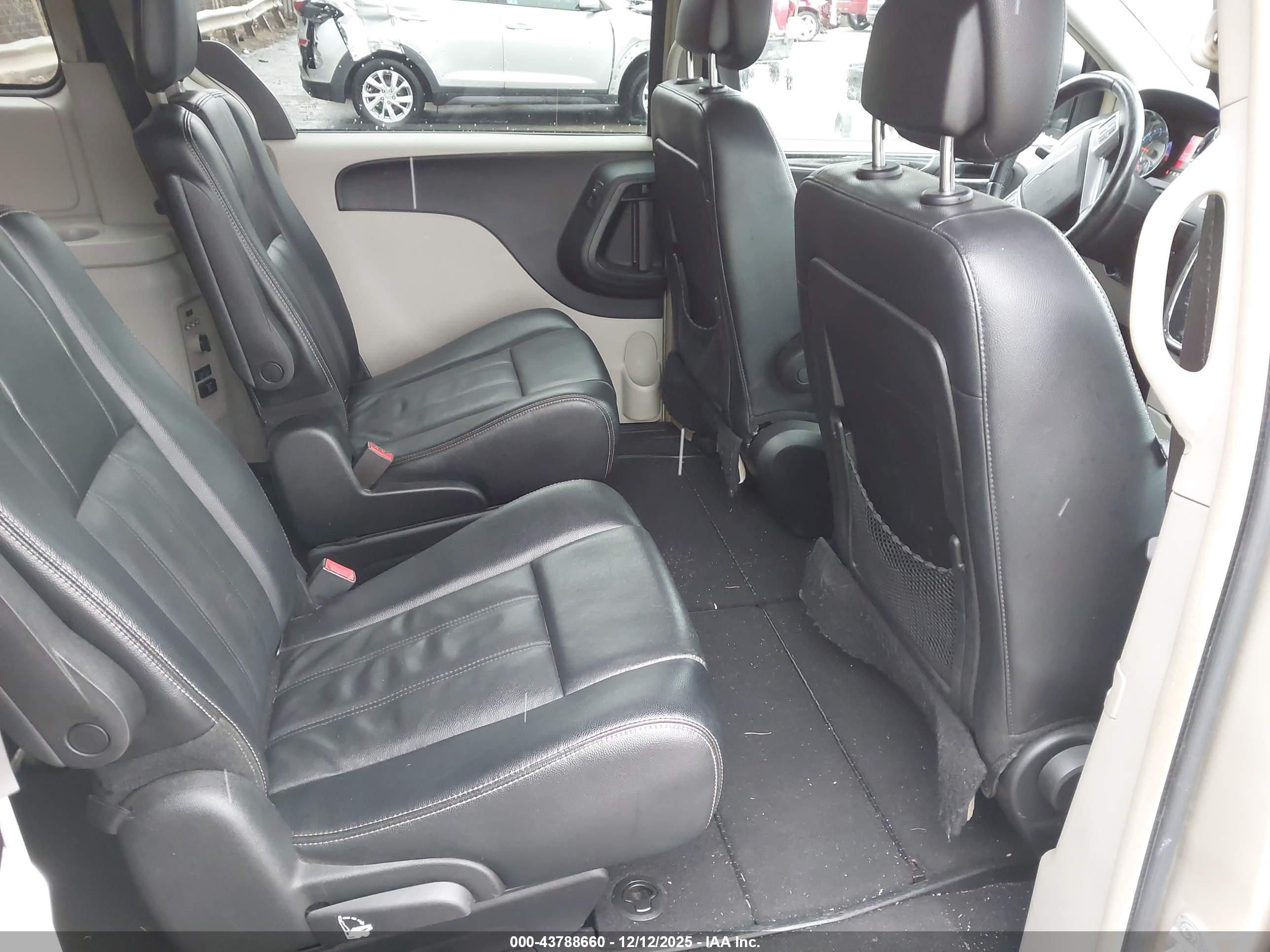 CHRYSLER TOWN image 8