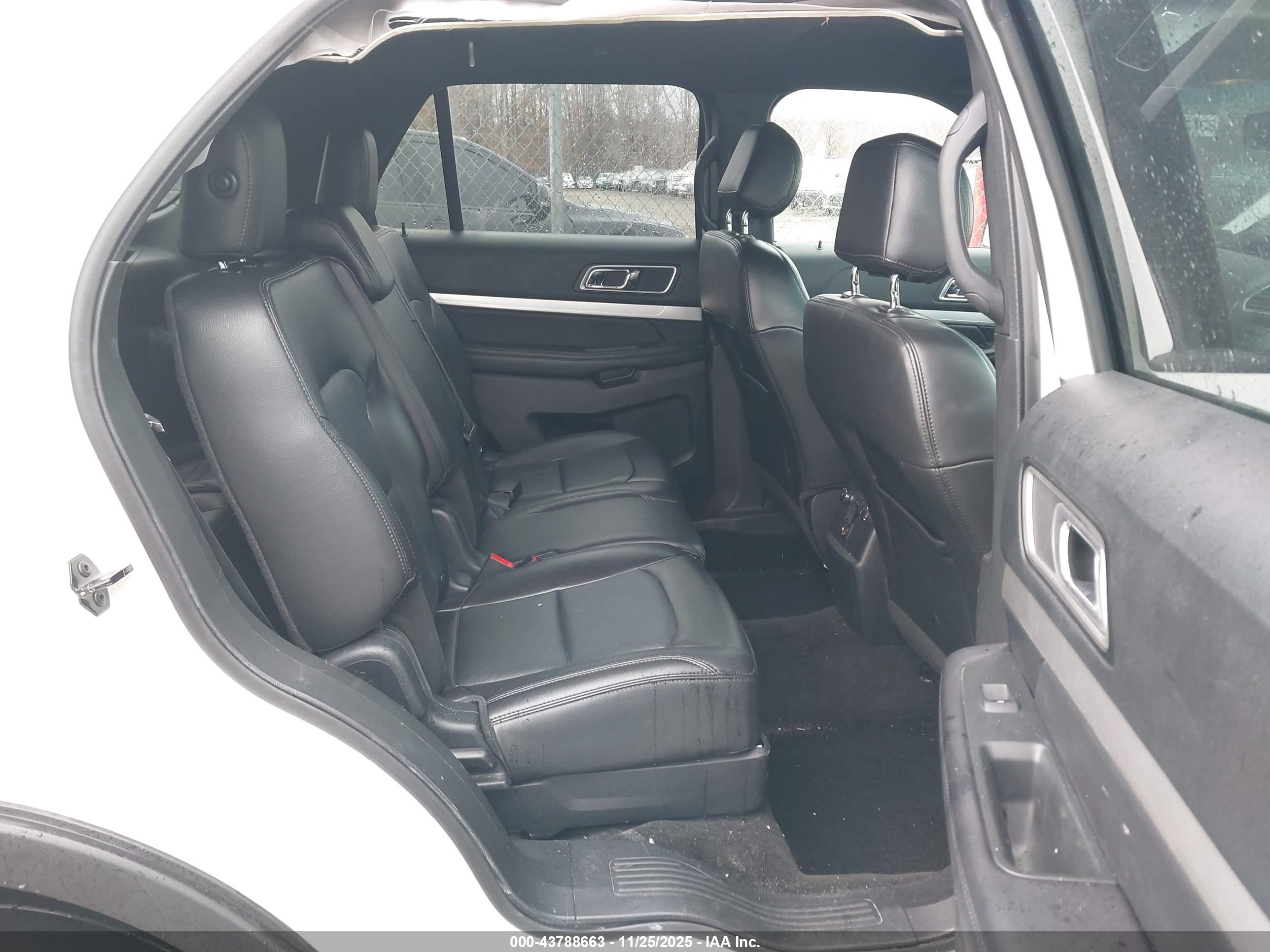 FORD EXPLORER image 8