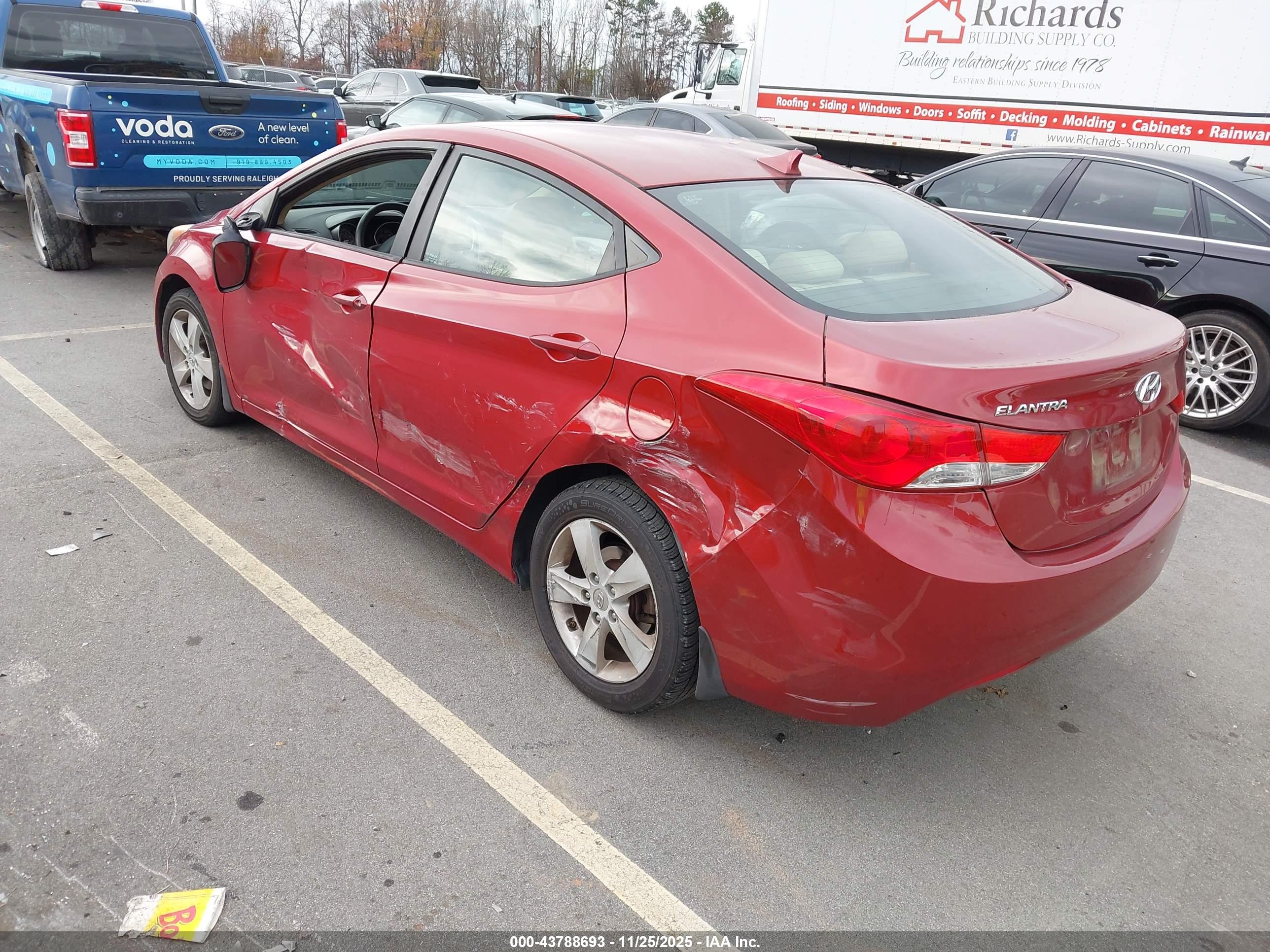 HYUNDAI ELANTRA image 3