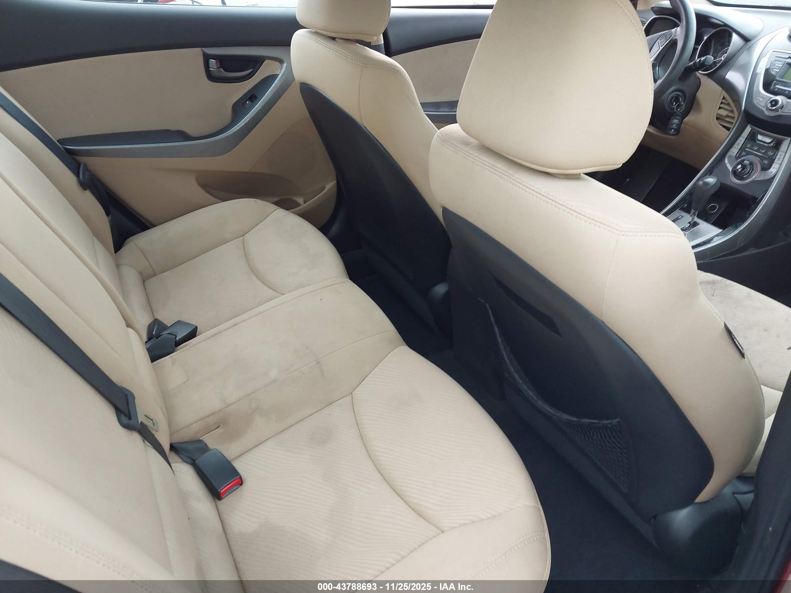 HYUNDAI ELANTRA image 8
