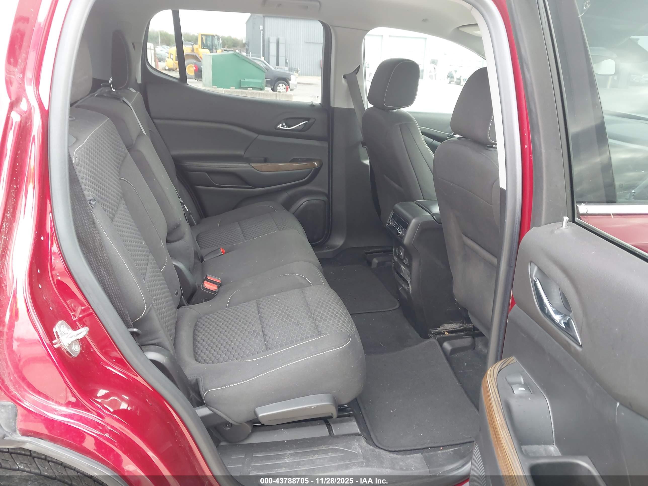 GMC ACADIA image 8