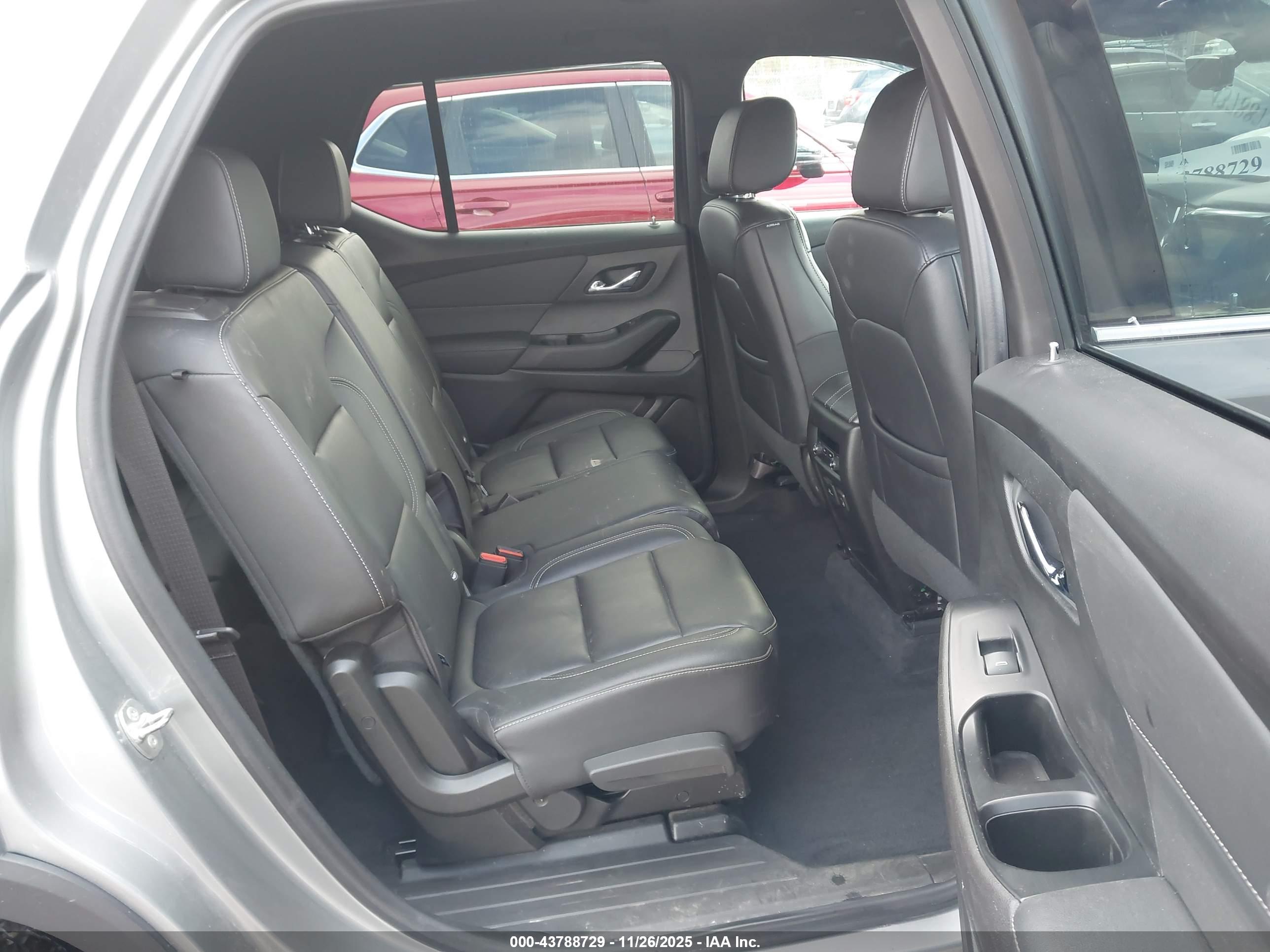 CHEVROLET TRAVERSE image 8