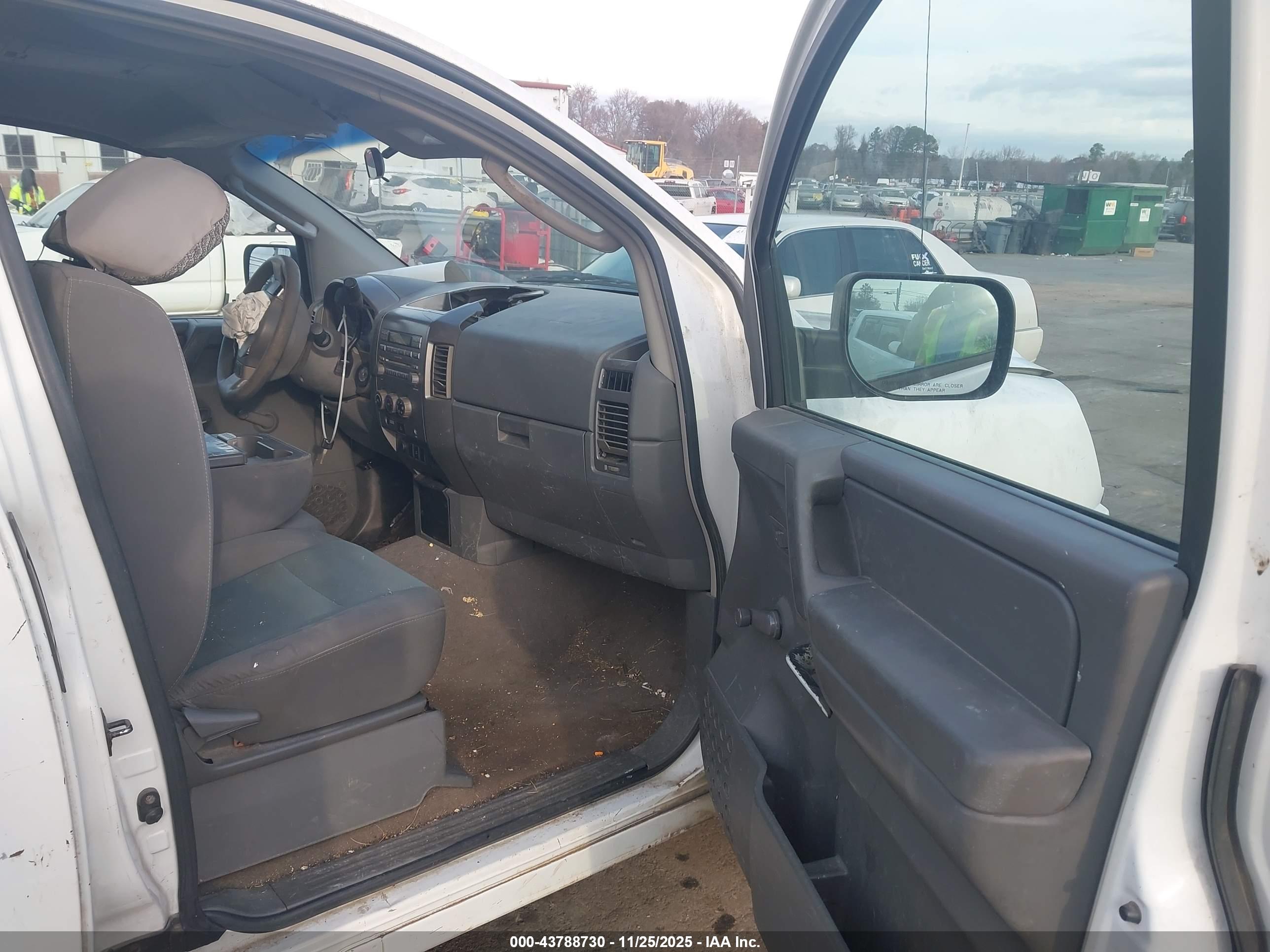 NISSAN TITAN image 5