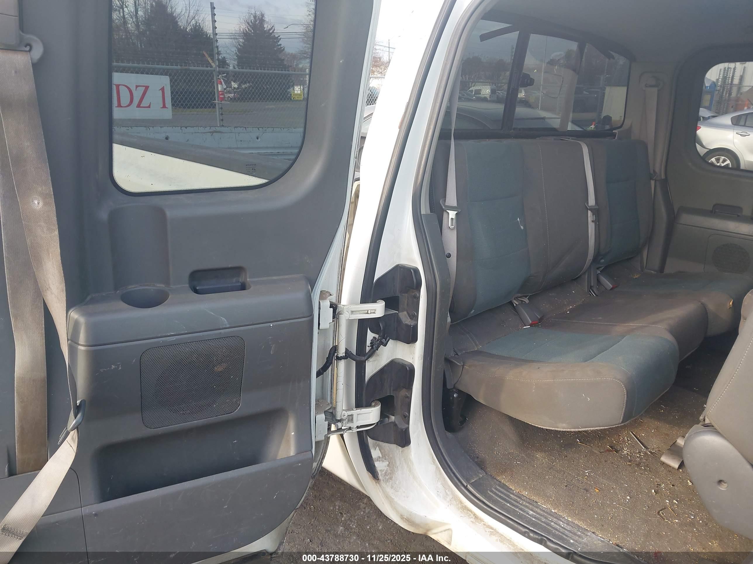 NISSAN TITAN image 8