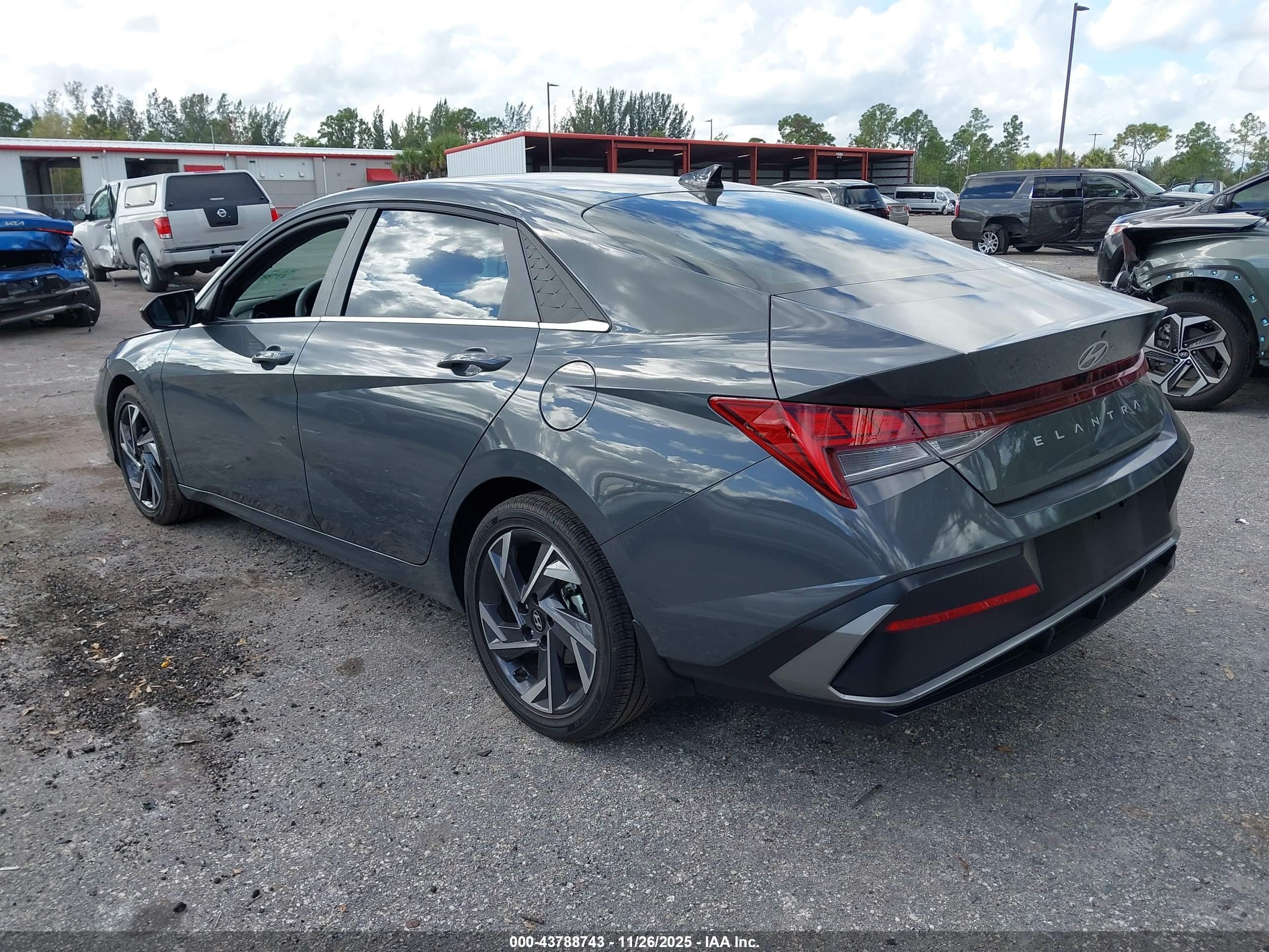 HYUNDAI ELANTRA image 3