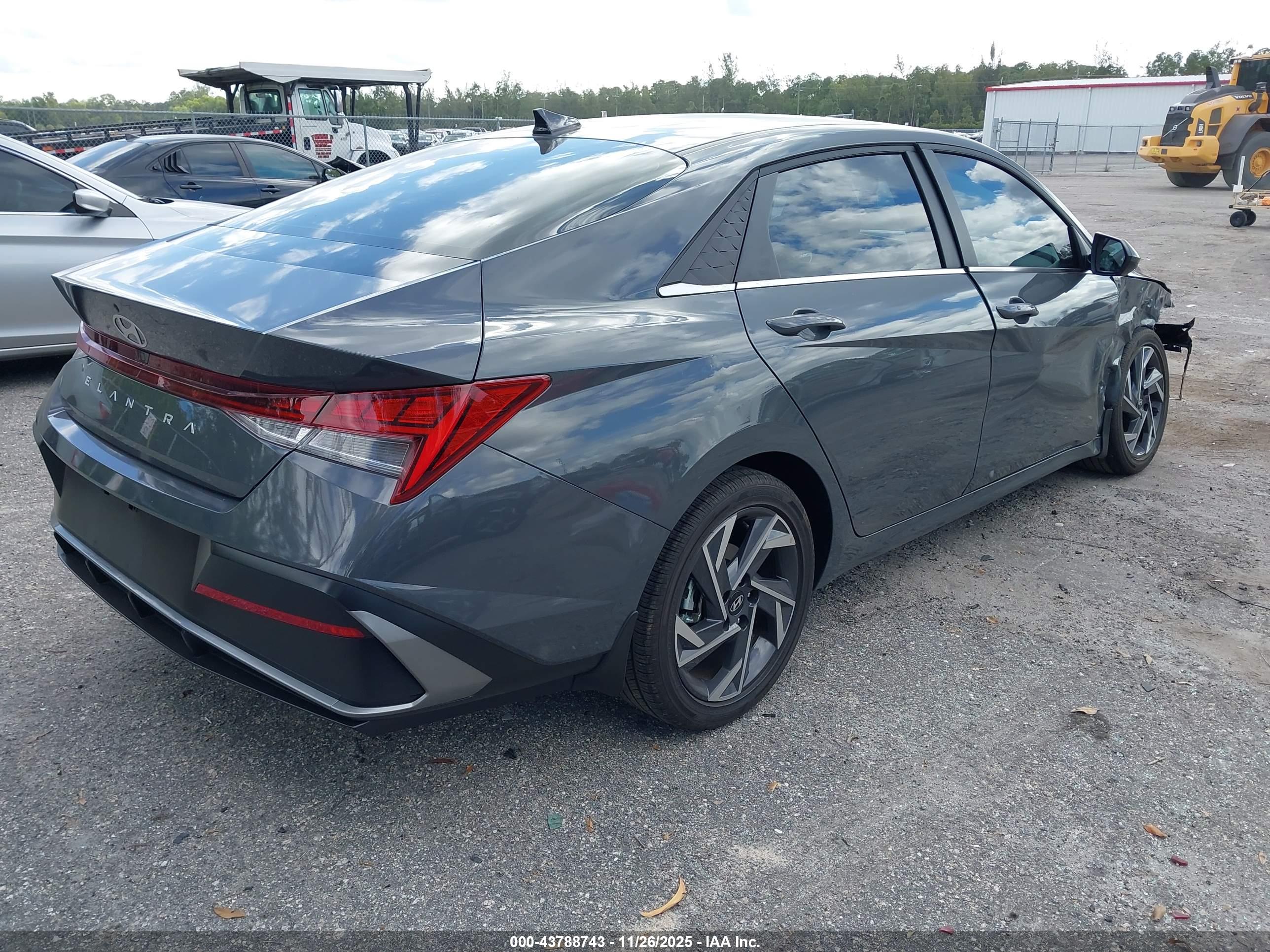 HYUNDAI ELANTRA image 4