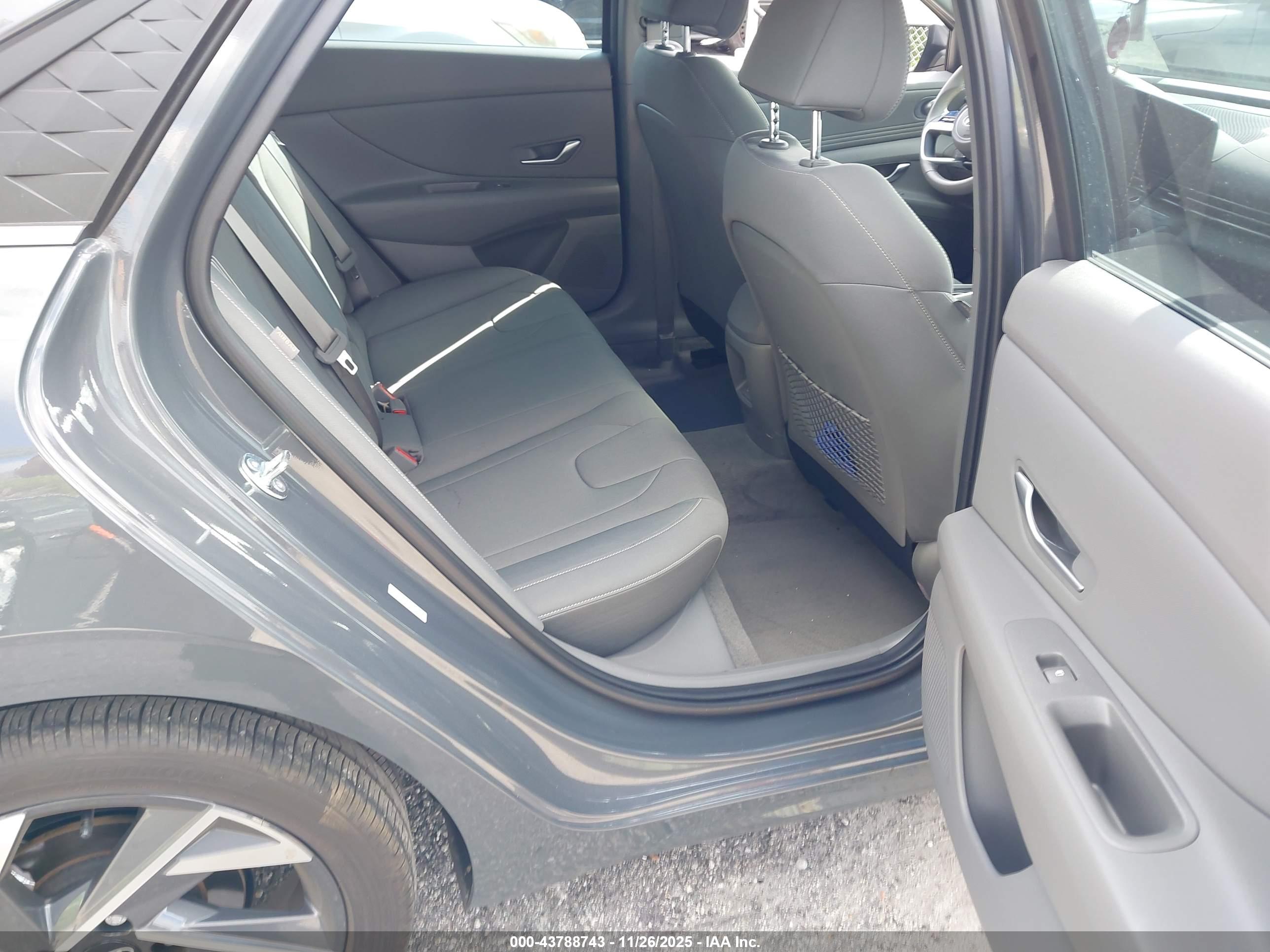 HYUNDAI ELANTRA image 8
