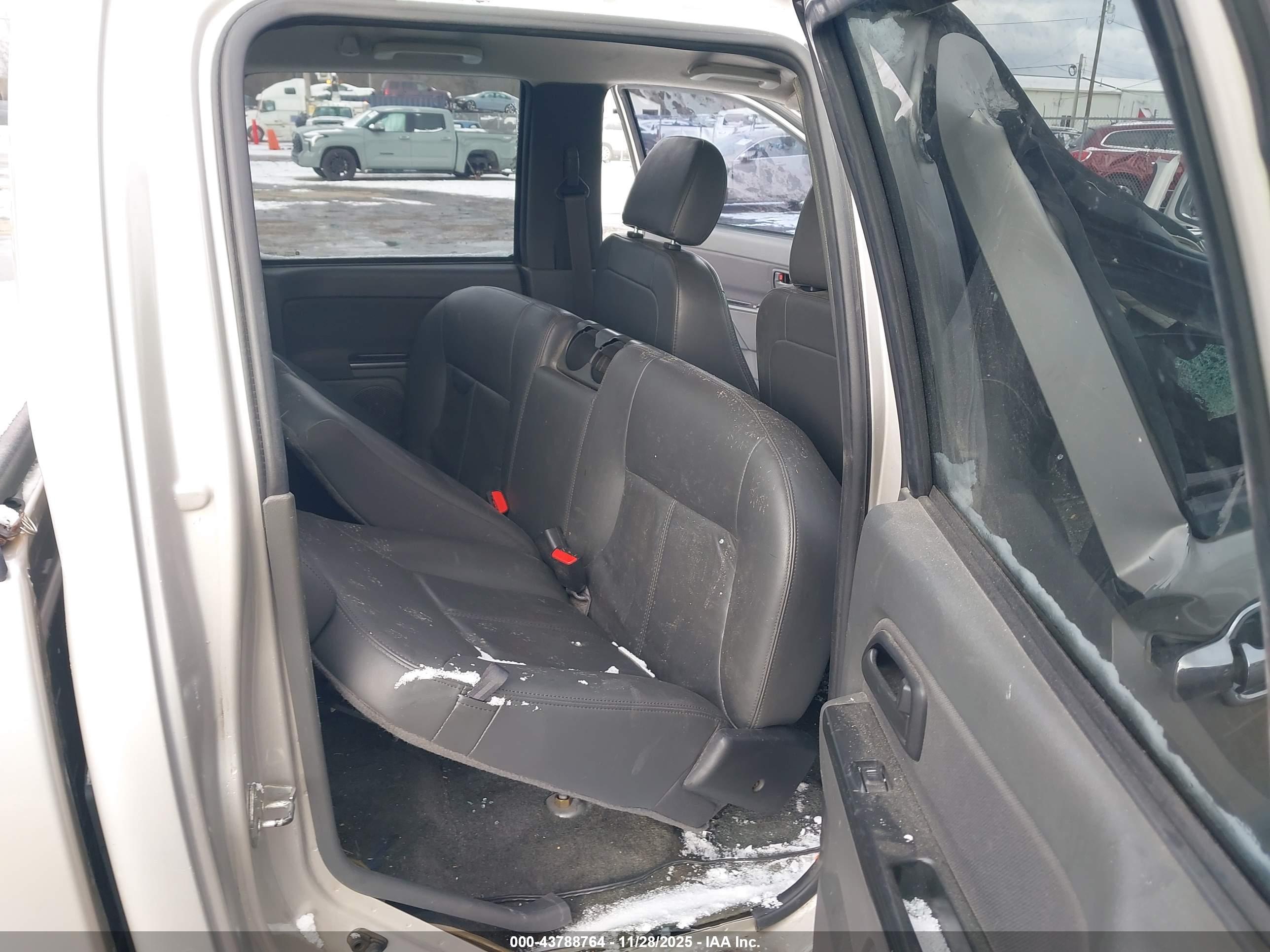 CHEVROLET COLORADO image 8