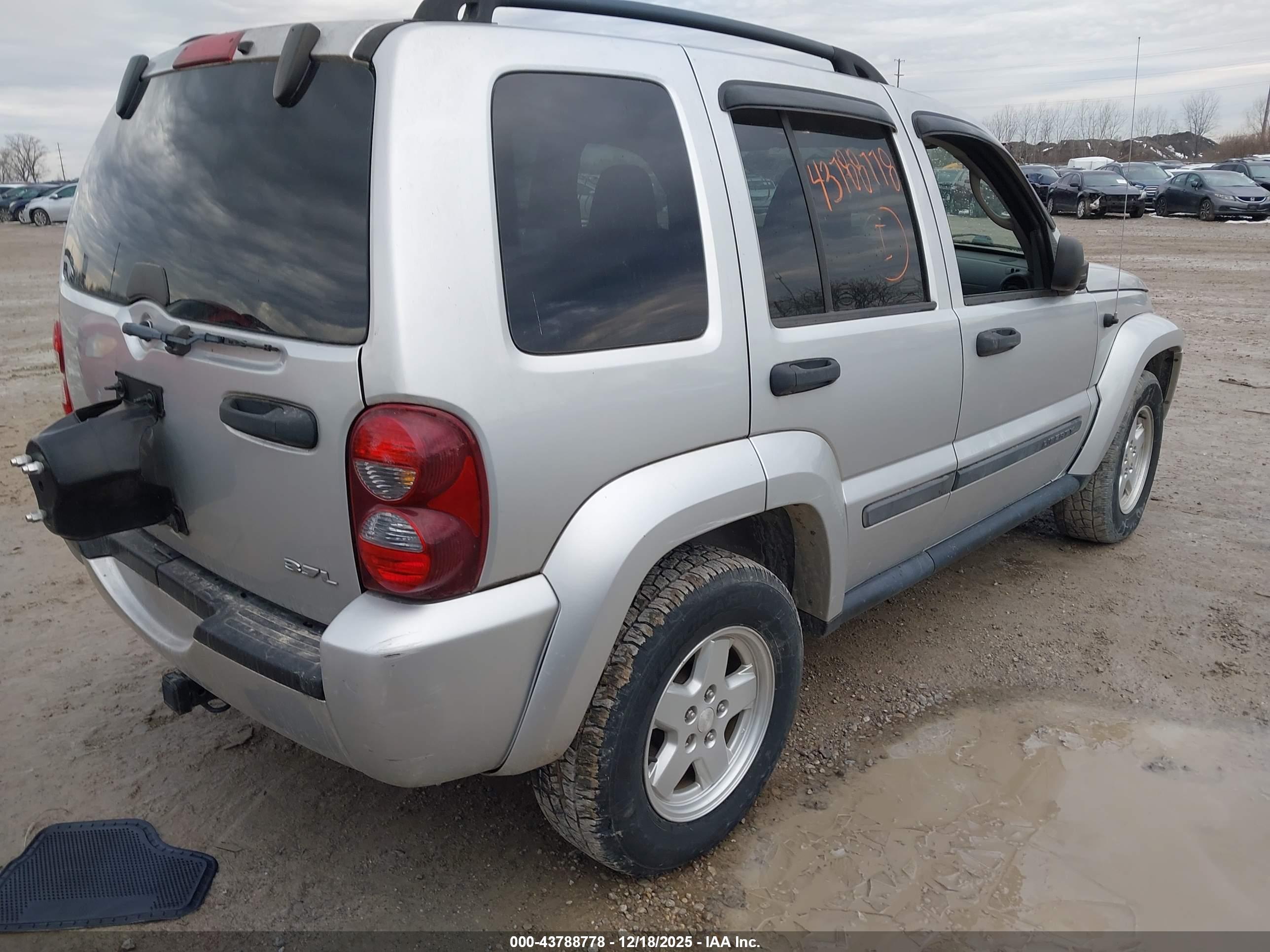 JEEP LIBERTY image 4