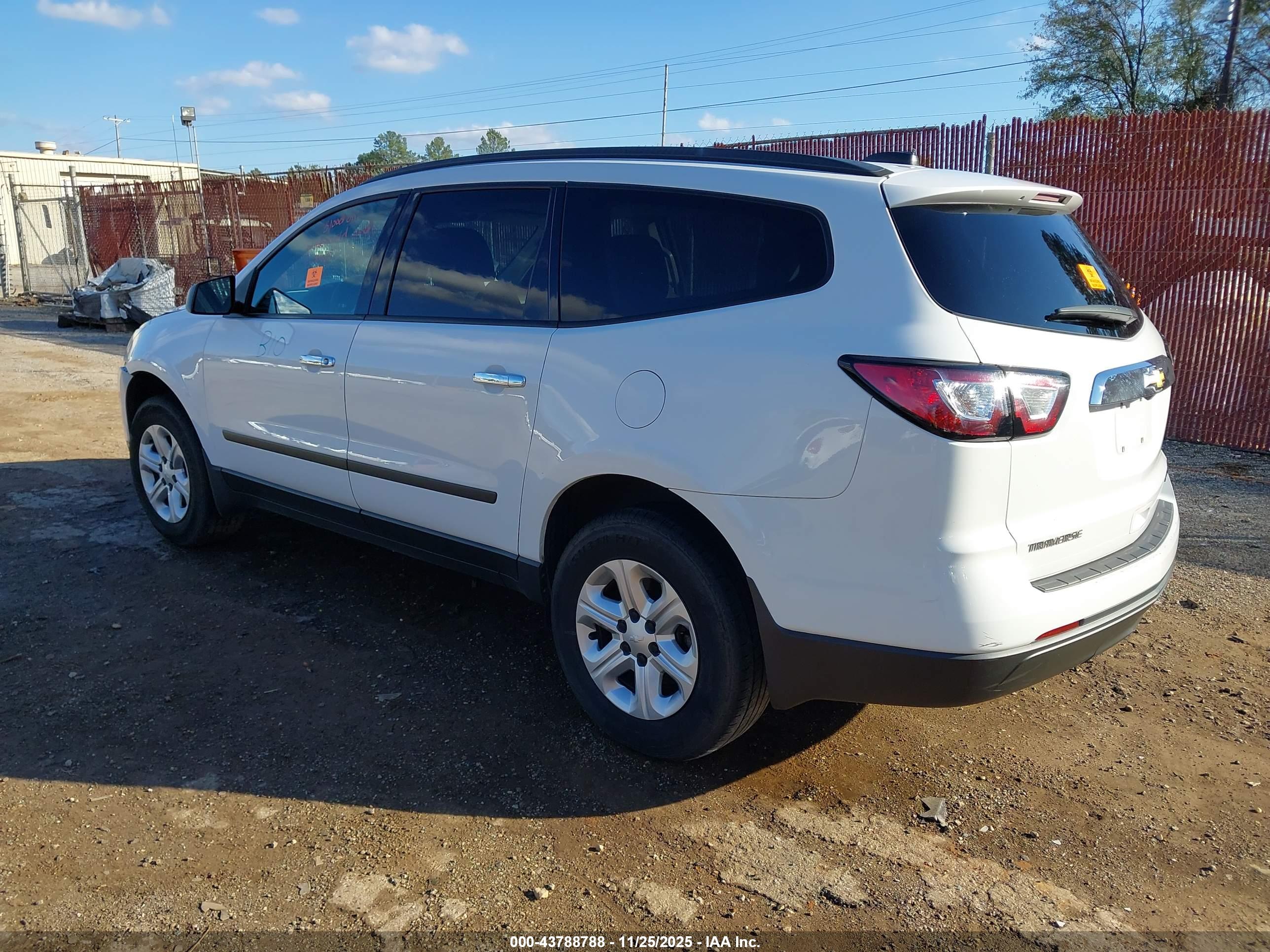 CHEVROLET TRAVERSE image 3