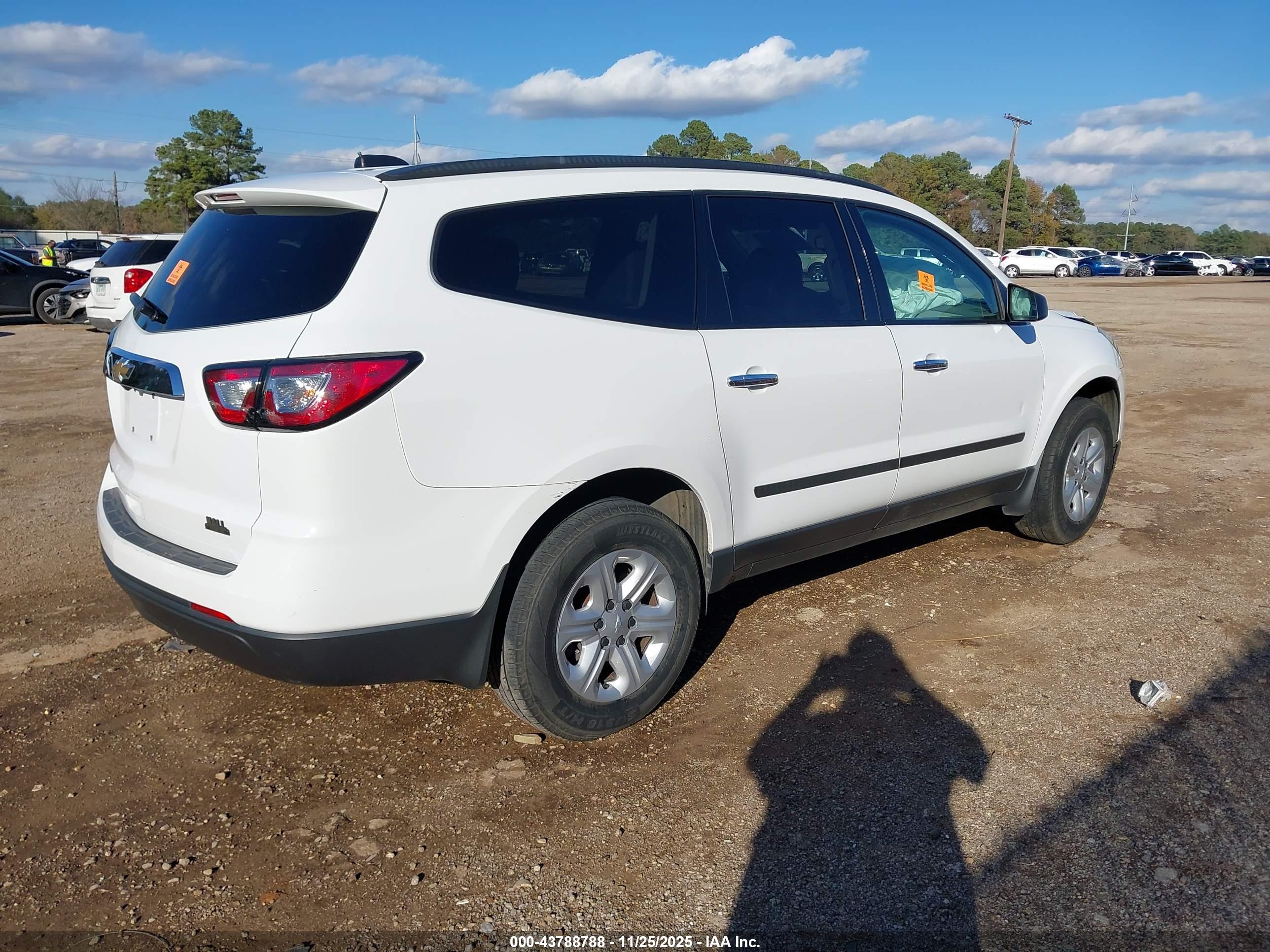 CHEVROLET TRAVERSE image 4