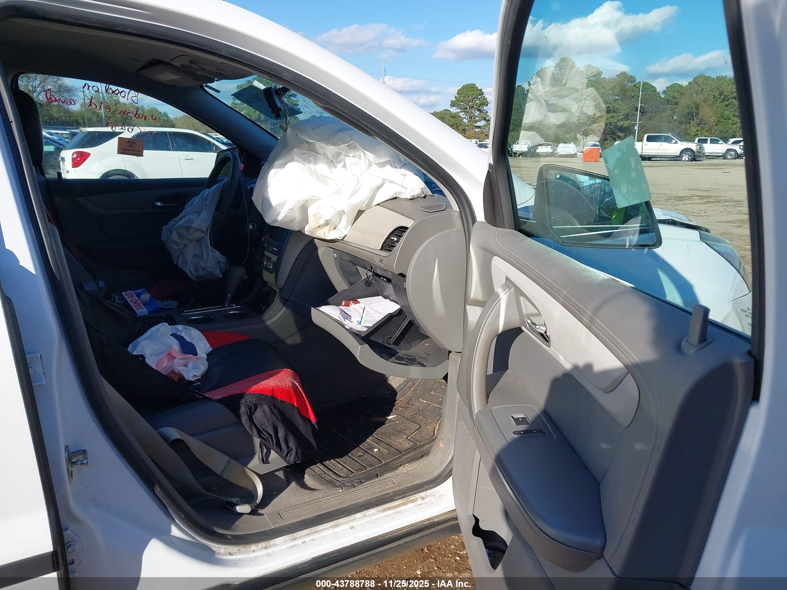 CHEVROLET TRAVERSE image 5
