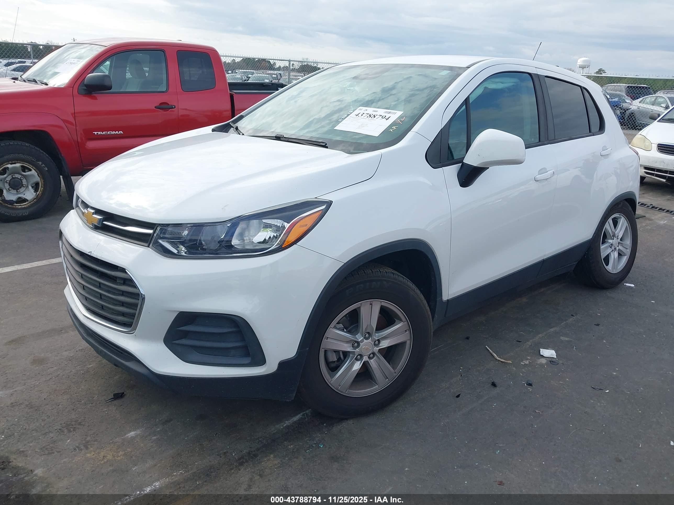 CHEVROLET TRAX image 2