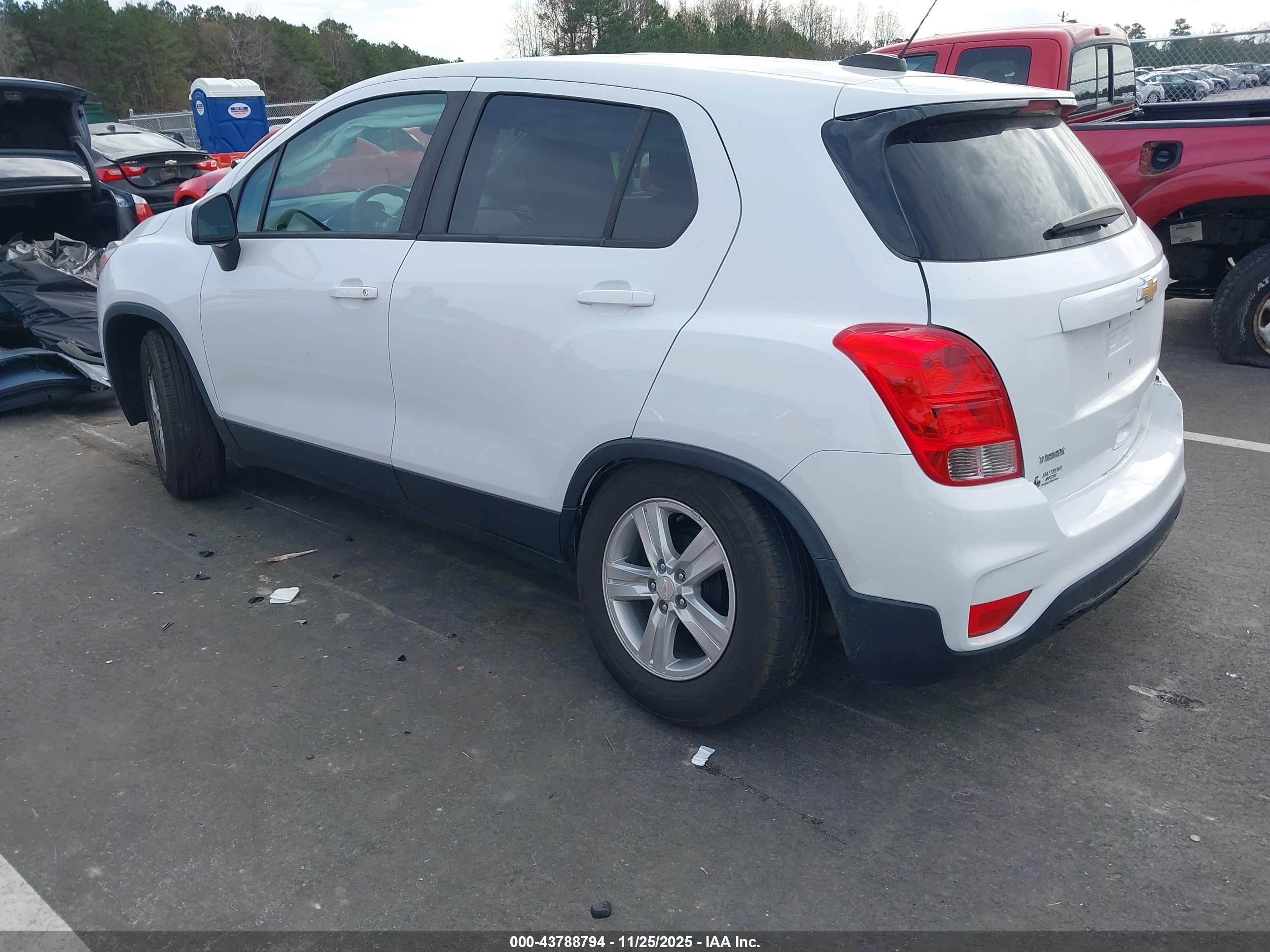 CHEVROLET TRAX image 3