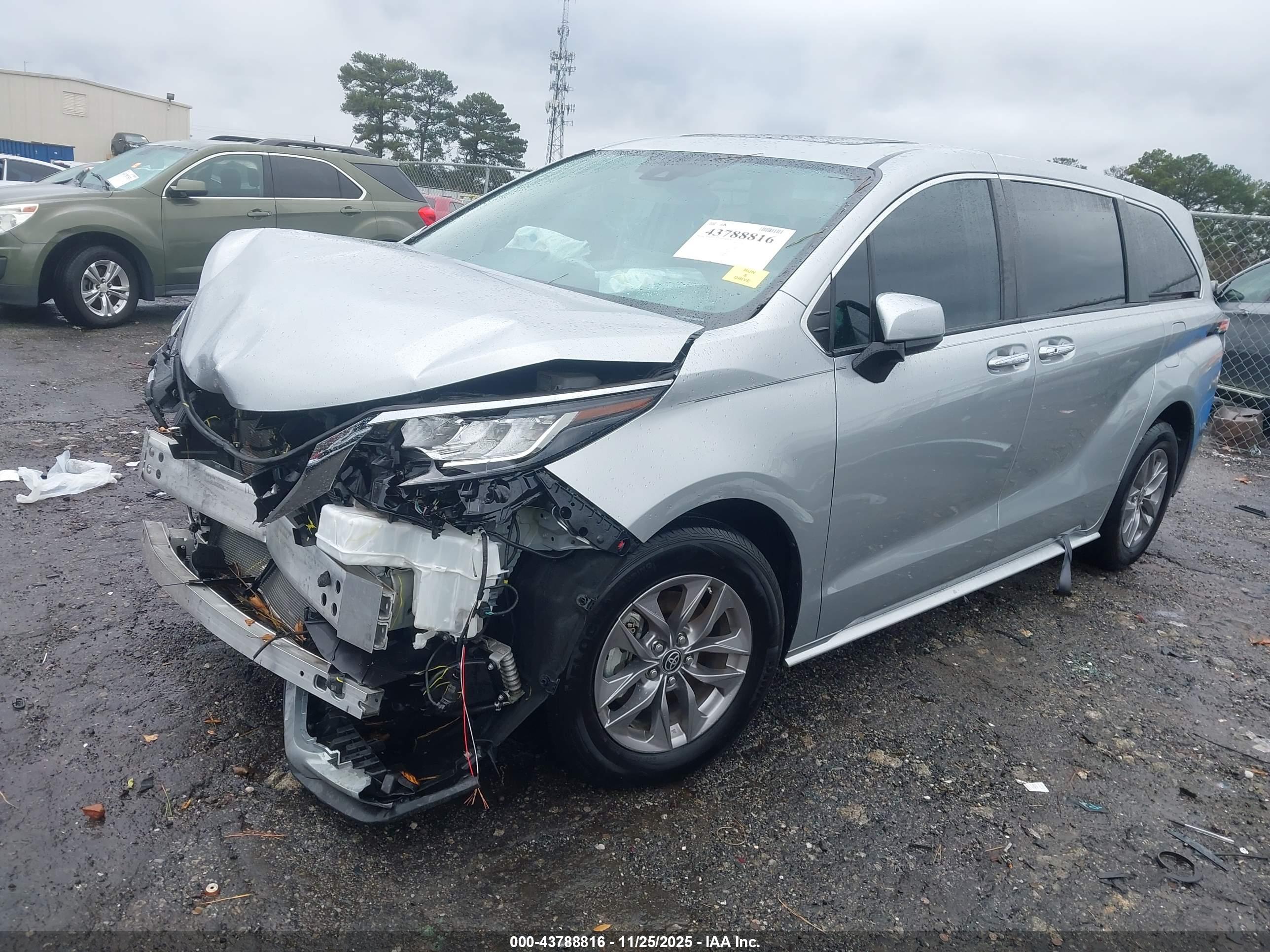 TOYOTA SIENNA image 2