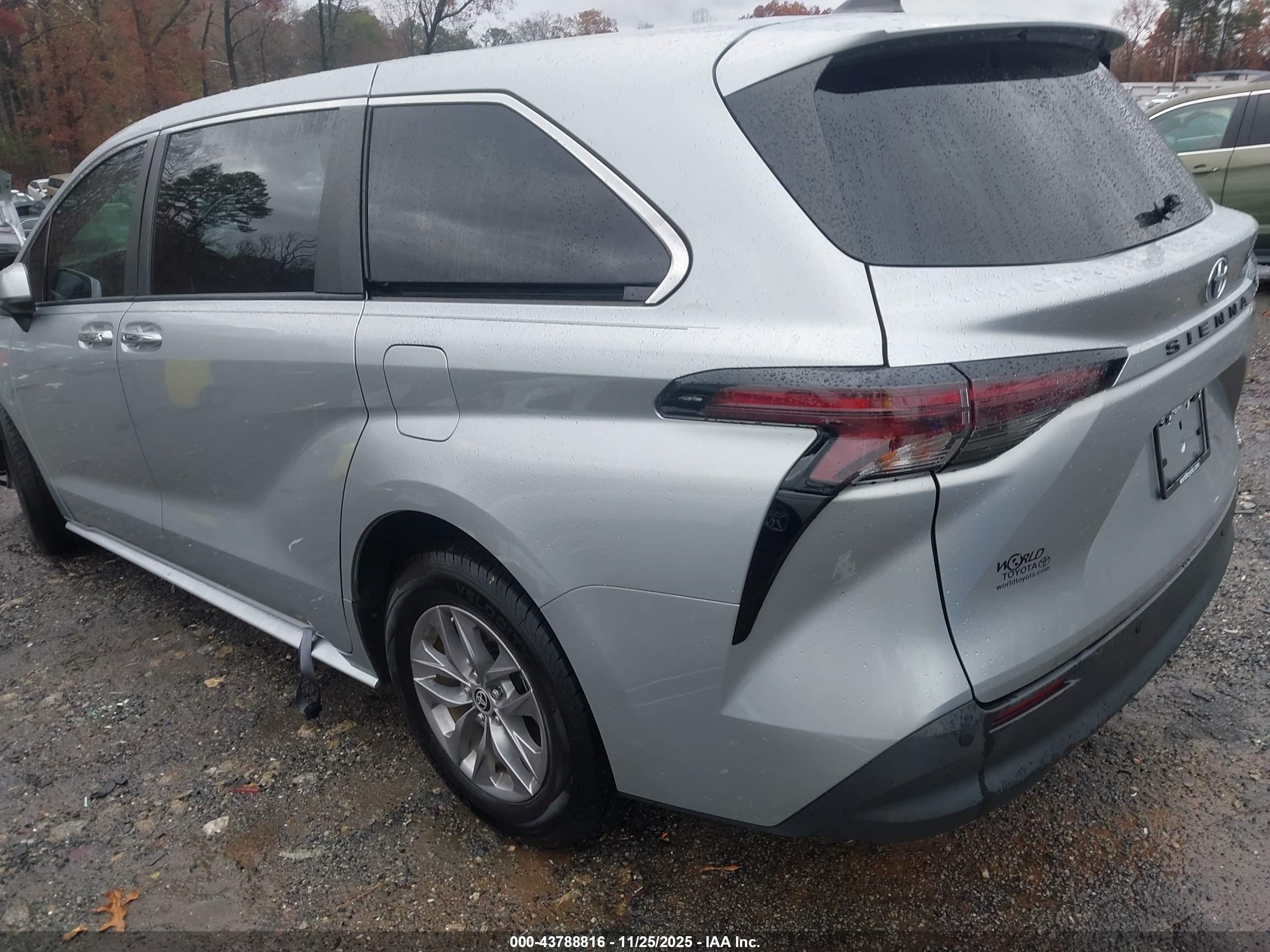 TOYOTA SIENNA image 3