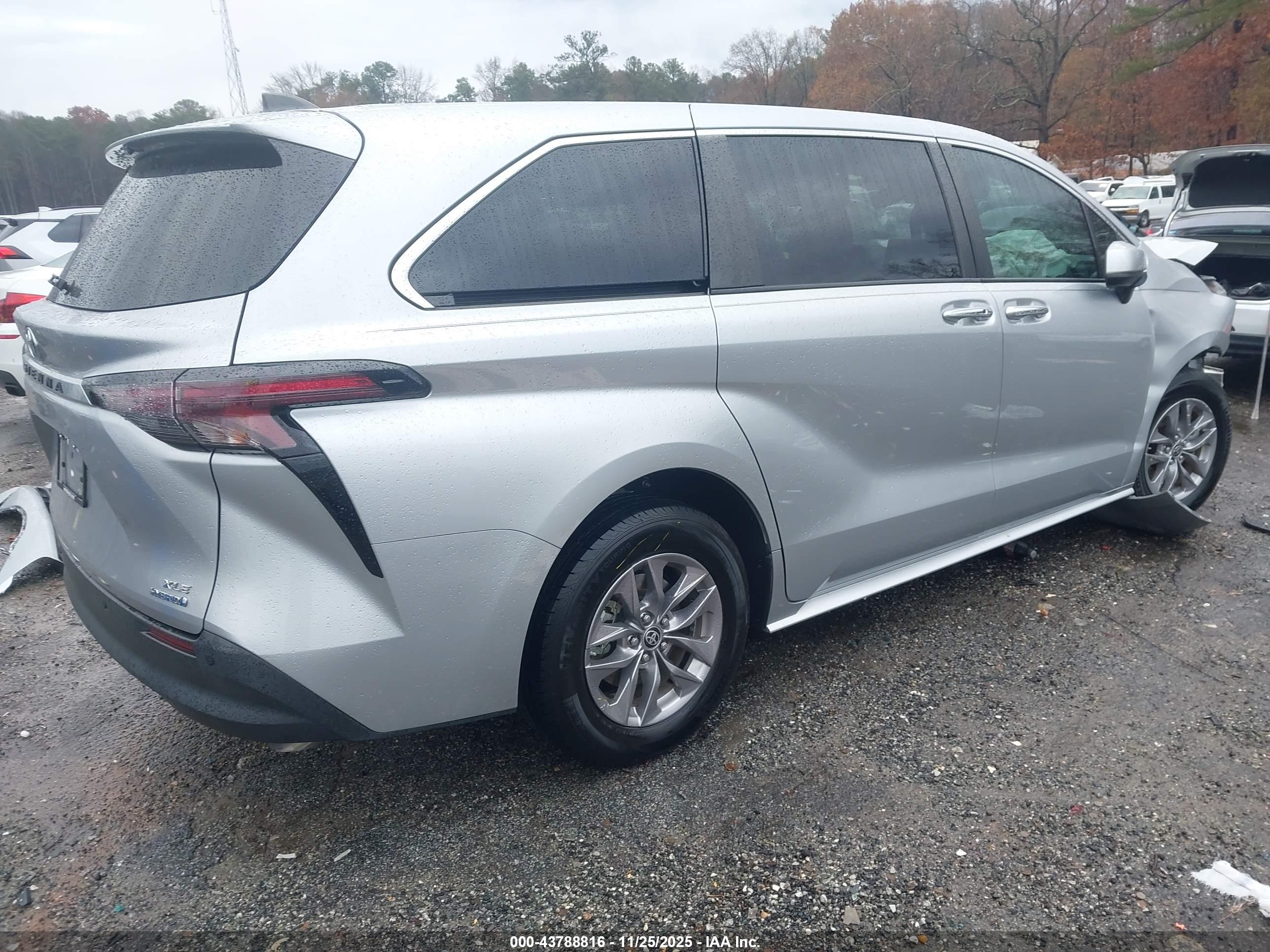 TOYOTA SIENNA image 4